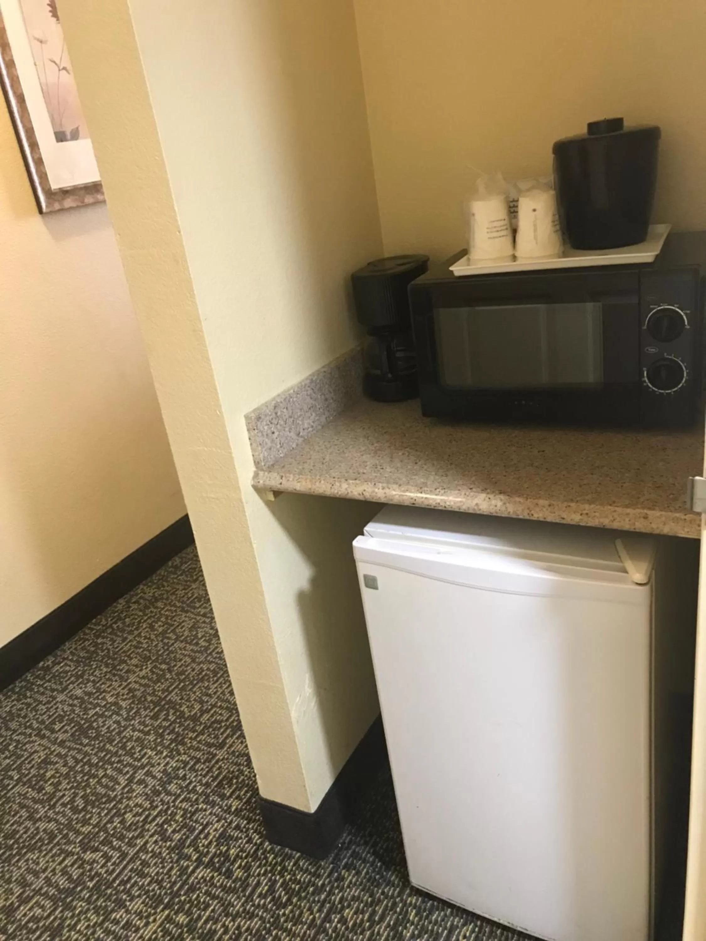 Coffee/tea facilities in Days Inn & Suites by Wyndham Tucker/Northlake