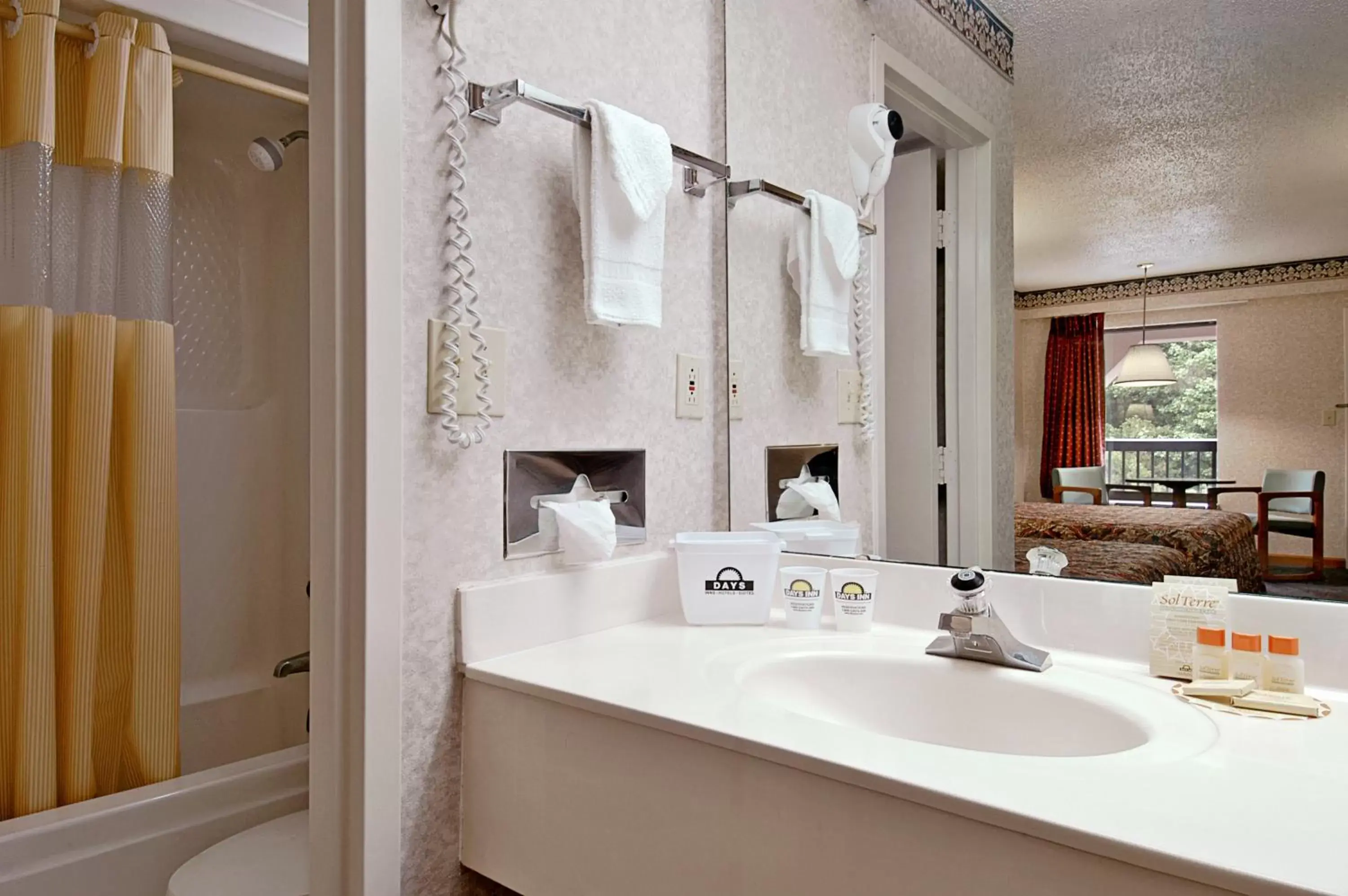 Double Room with Two Double Beds - Smoking in Days Inn by Wyndham Walterboro Double Room with Two Double Beds - Smoking in Days Inn by Wyndham Walterboro