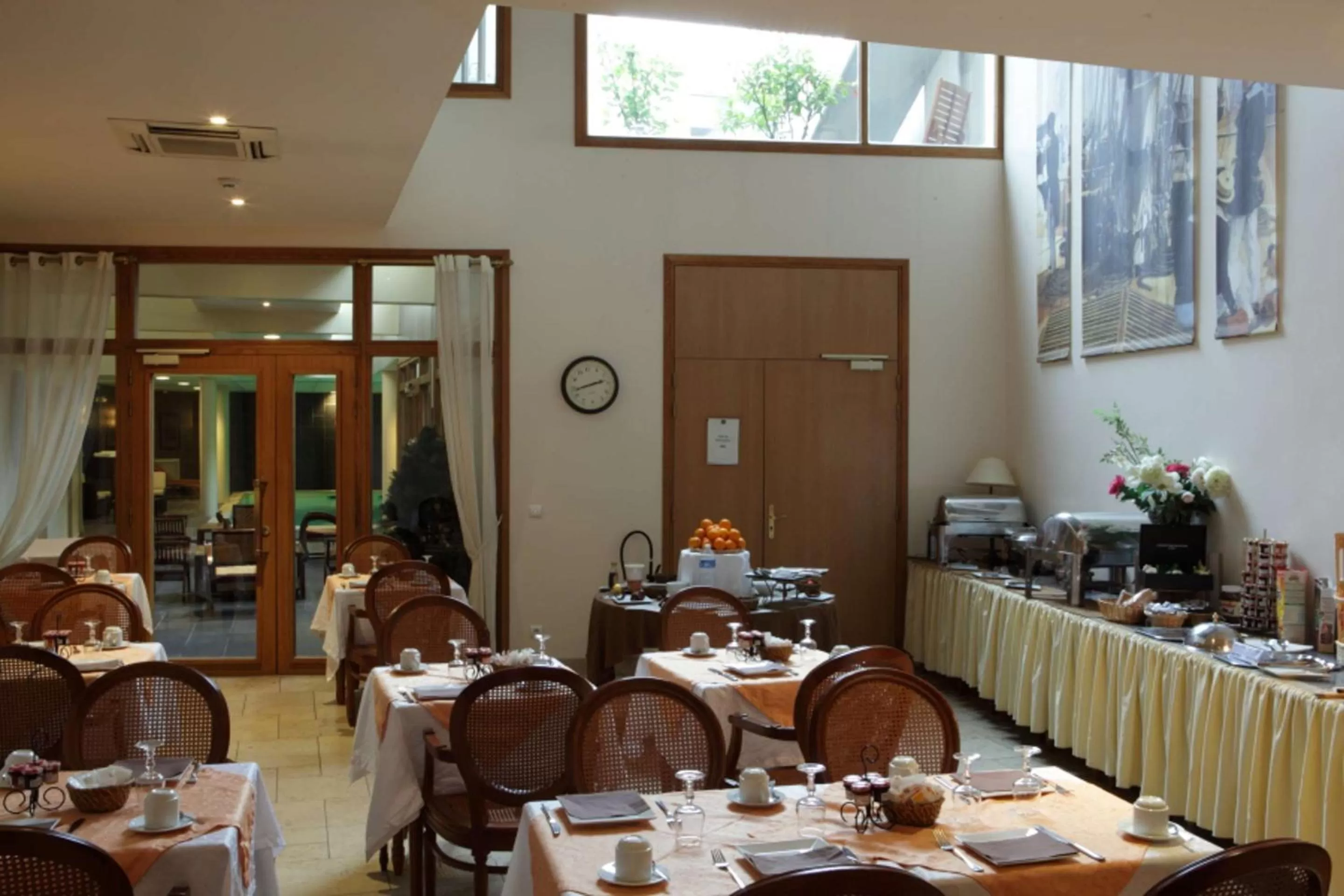 Restaurant/places to eat in Amiral Hôtel