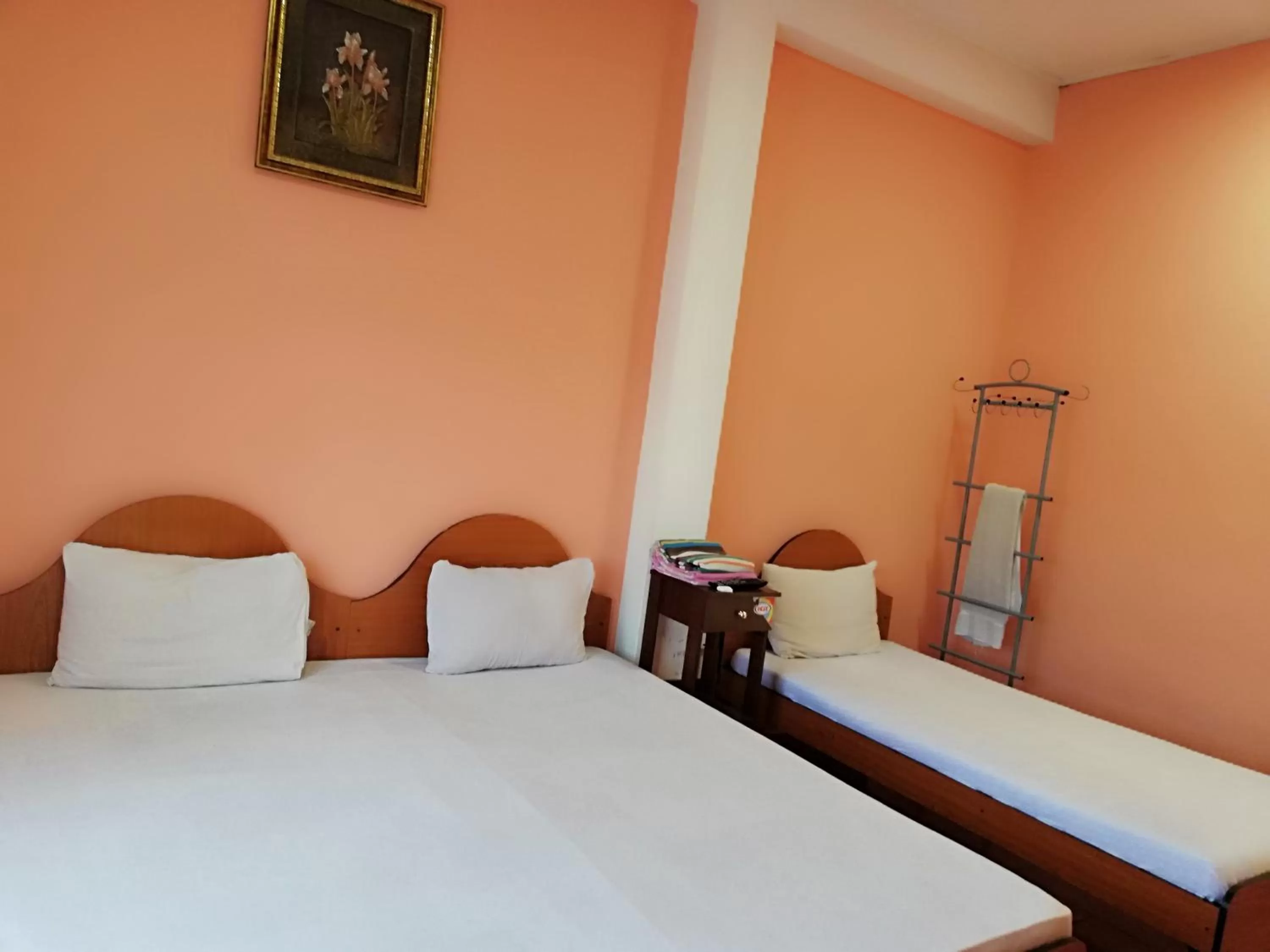 Photo of the whole room, Bed in Sunshine Hotel