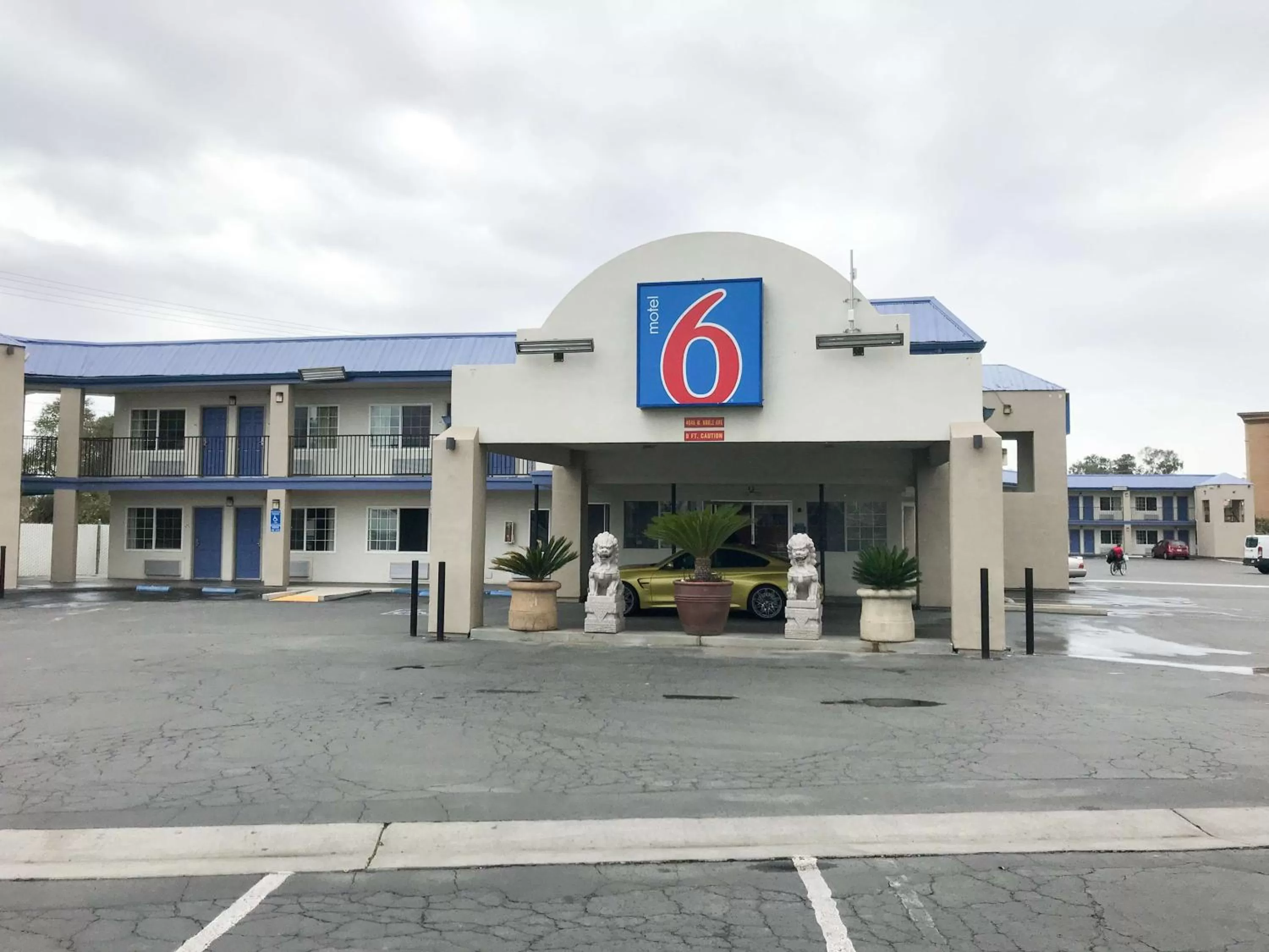 Property building in Motel 6-Visalia, CA