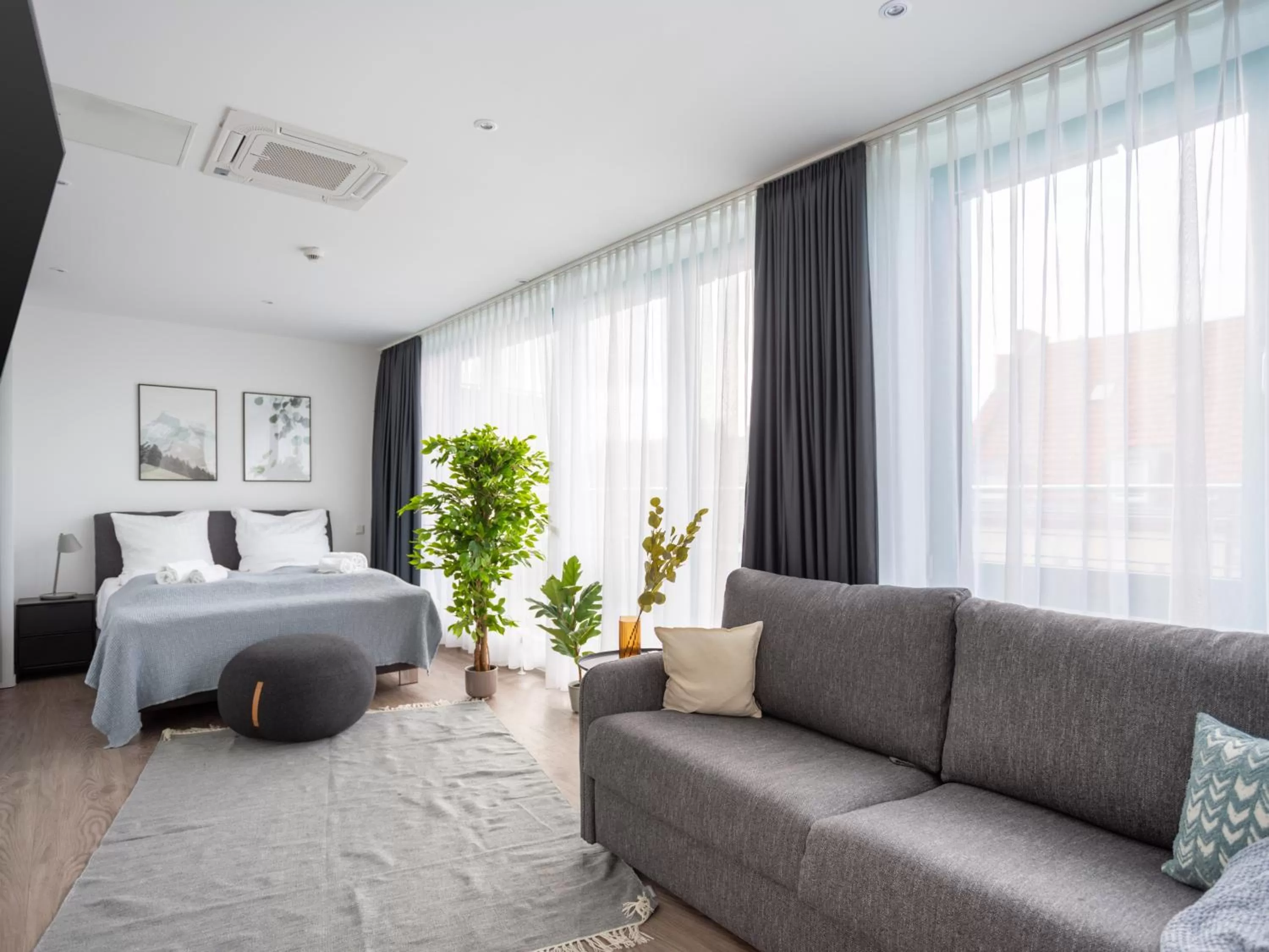 Photo of the whole room, Bed in Limehome Köln Friesenplatz - Digital Access