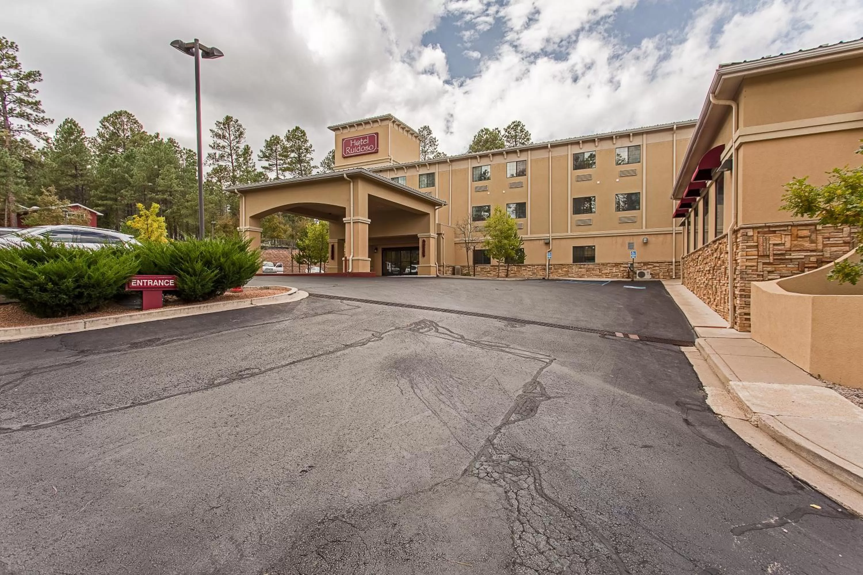 Facade/entrance in Hotel Ruidoso