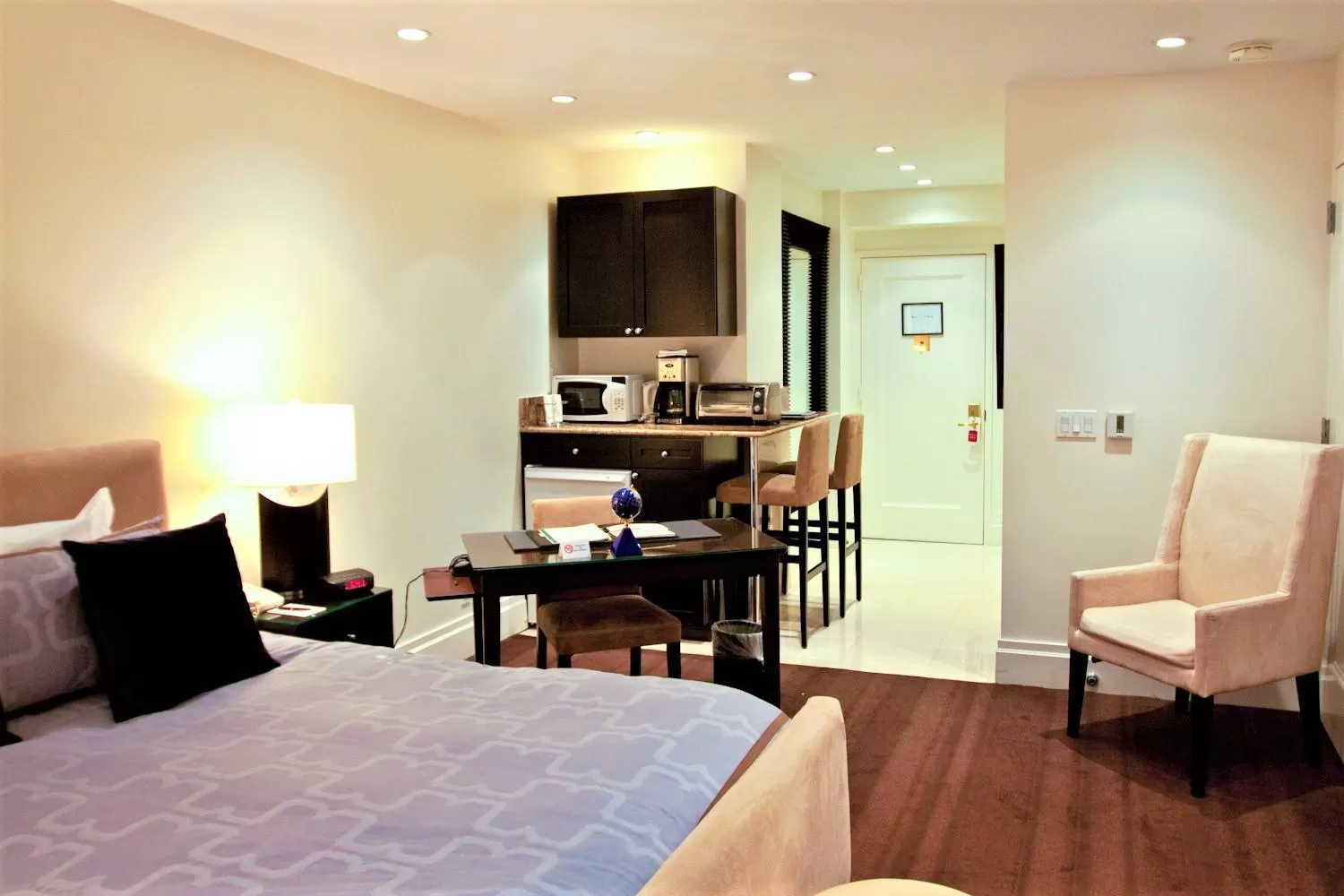 Bedroom, Bed in Lombardy Hotel