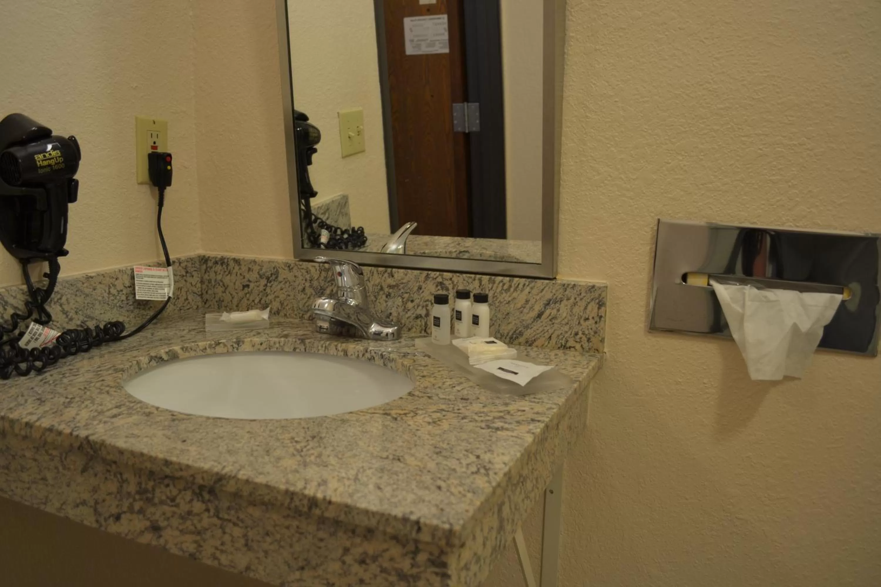 Bathroom in Country Inn & Suites by Radisson, Abingdon, VA