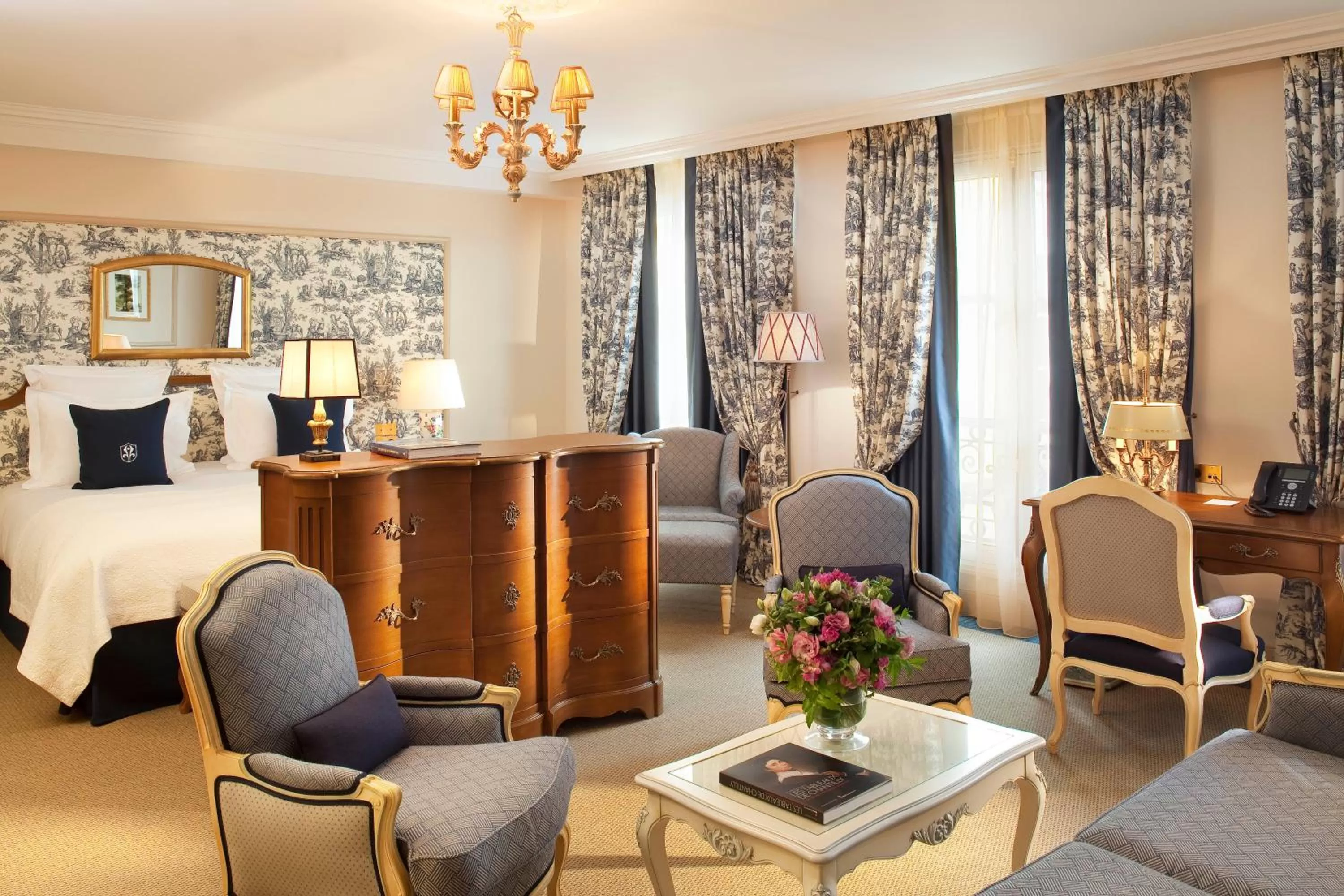 Photo of the whole room, Bed in Auberge du Jeu de Paume