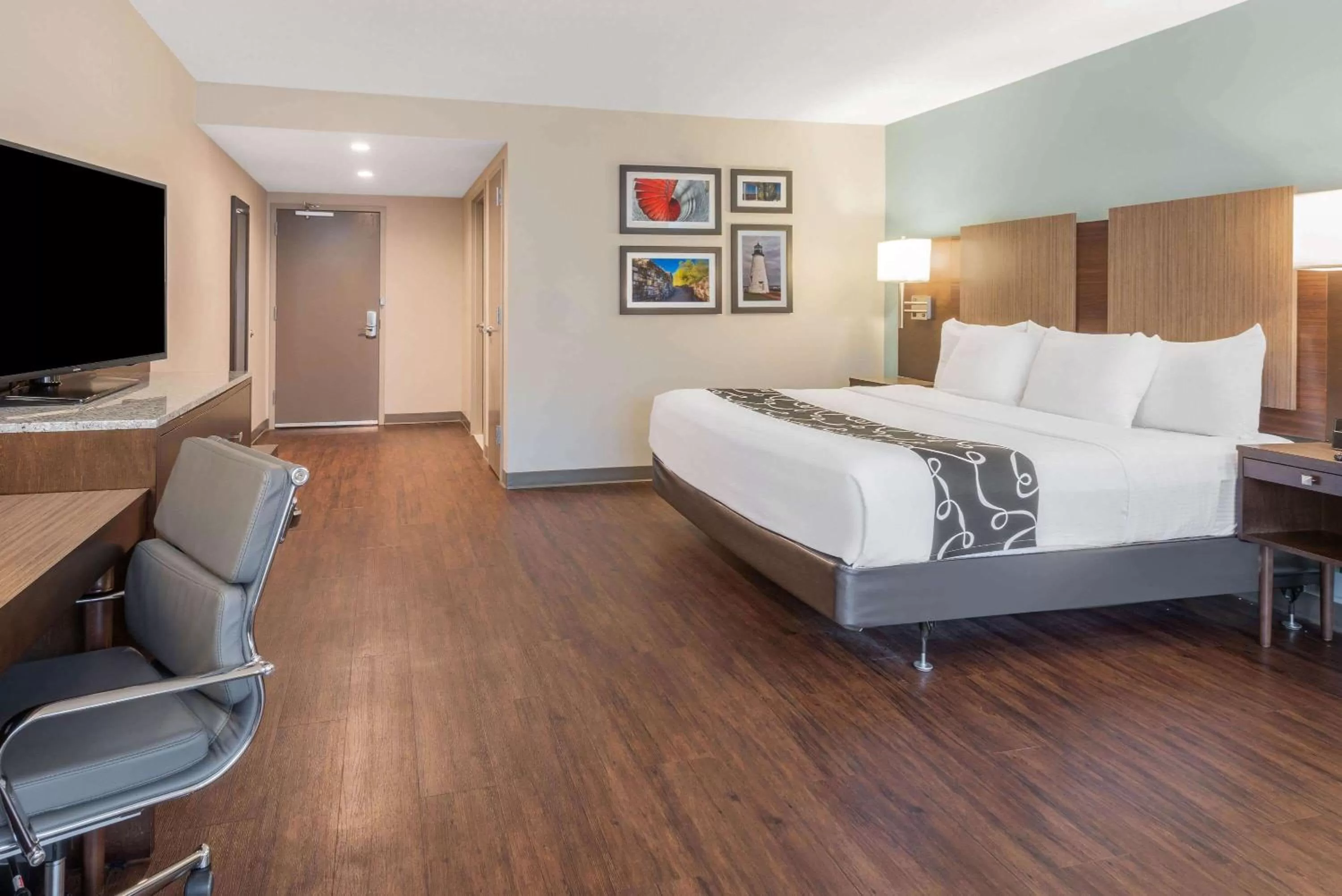 Photo of the whole room, Bed in La Quinta by Wyndham Aberdeen-APG