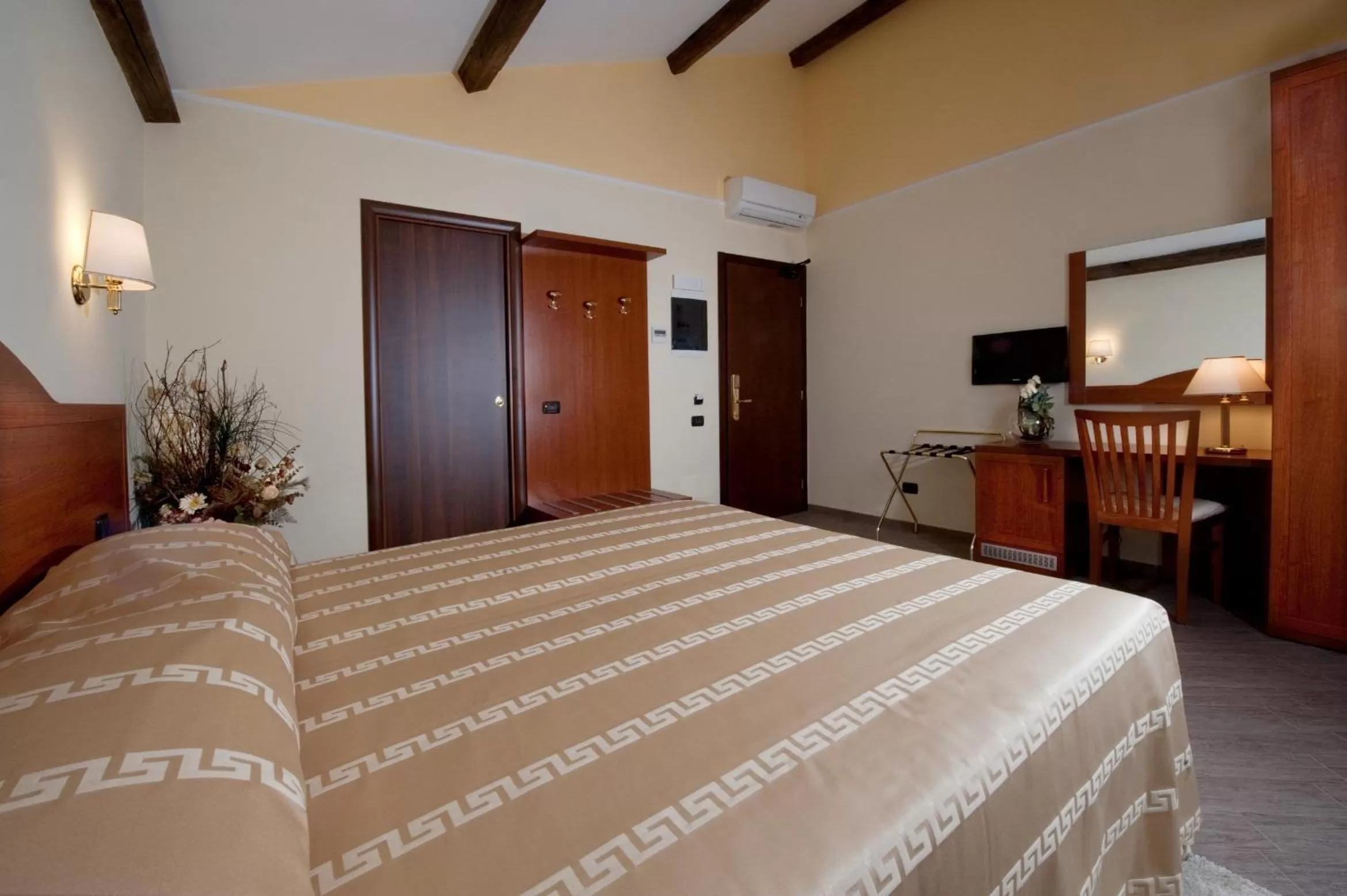Bedroom, Bed in Hotel Roma Tiburtina Metro