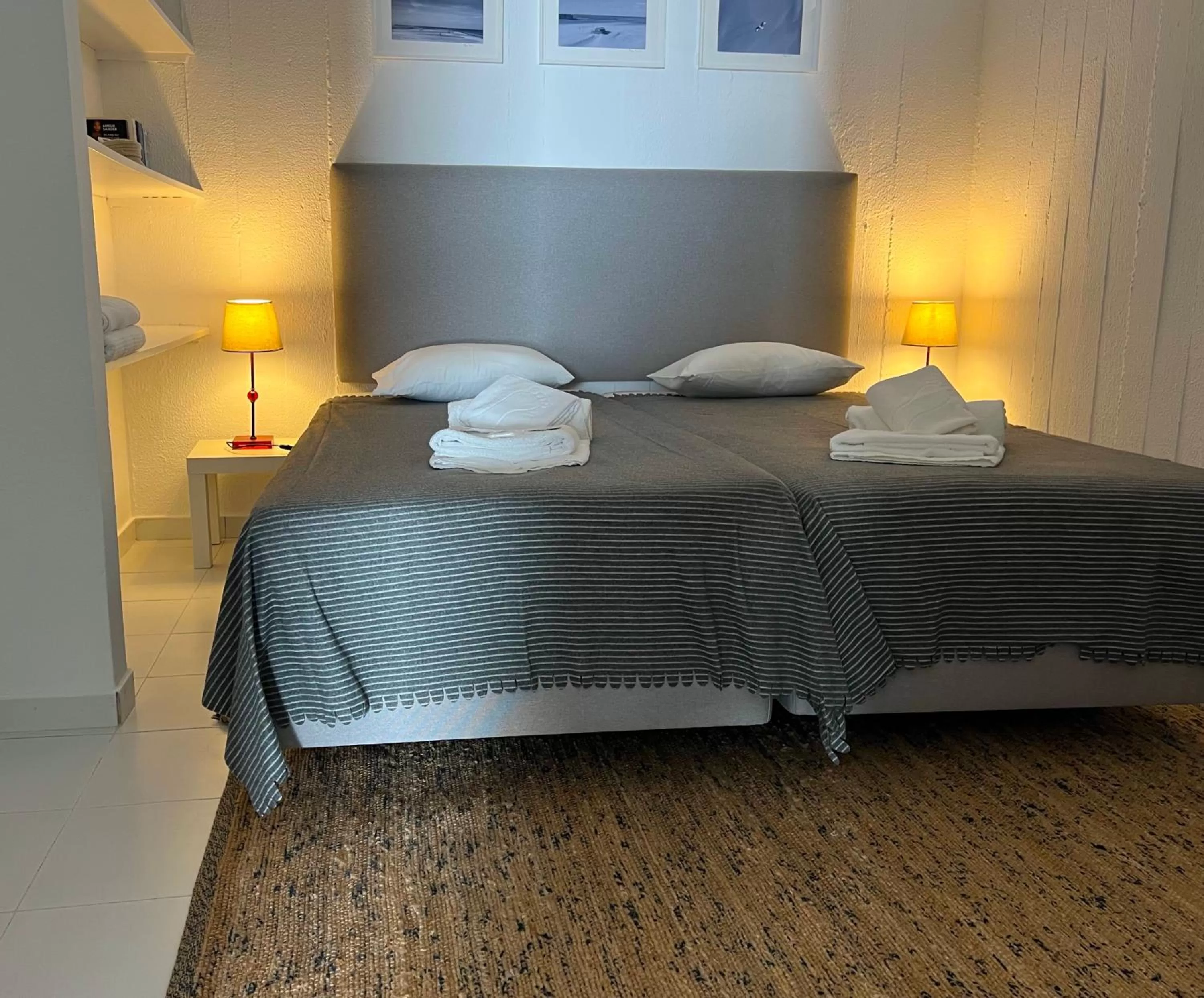 Bed in Pine House - Faro Airport, Beach and City Center