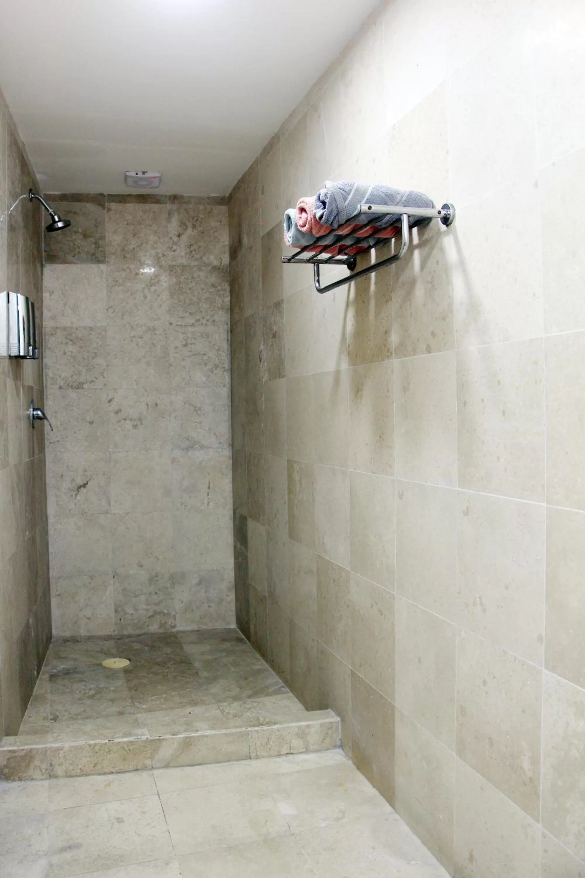 Shower, Bathroom in Hotel & Hostal Casa de Luz Cancun
