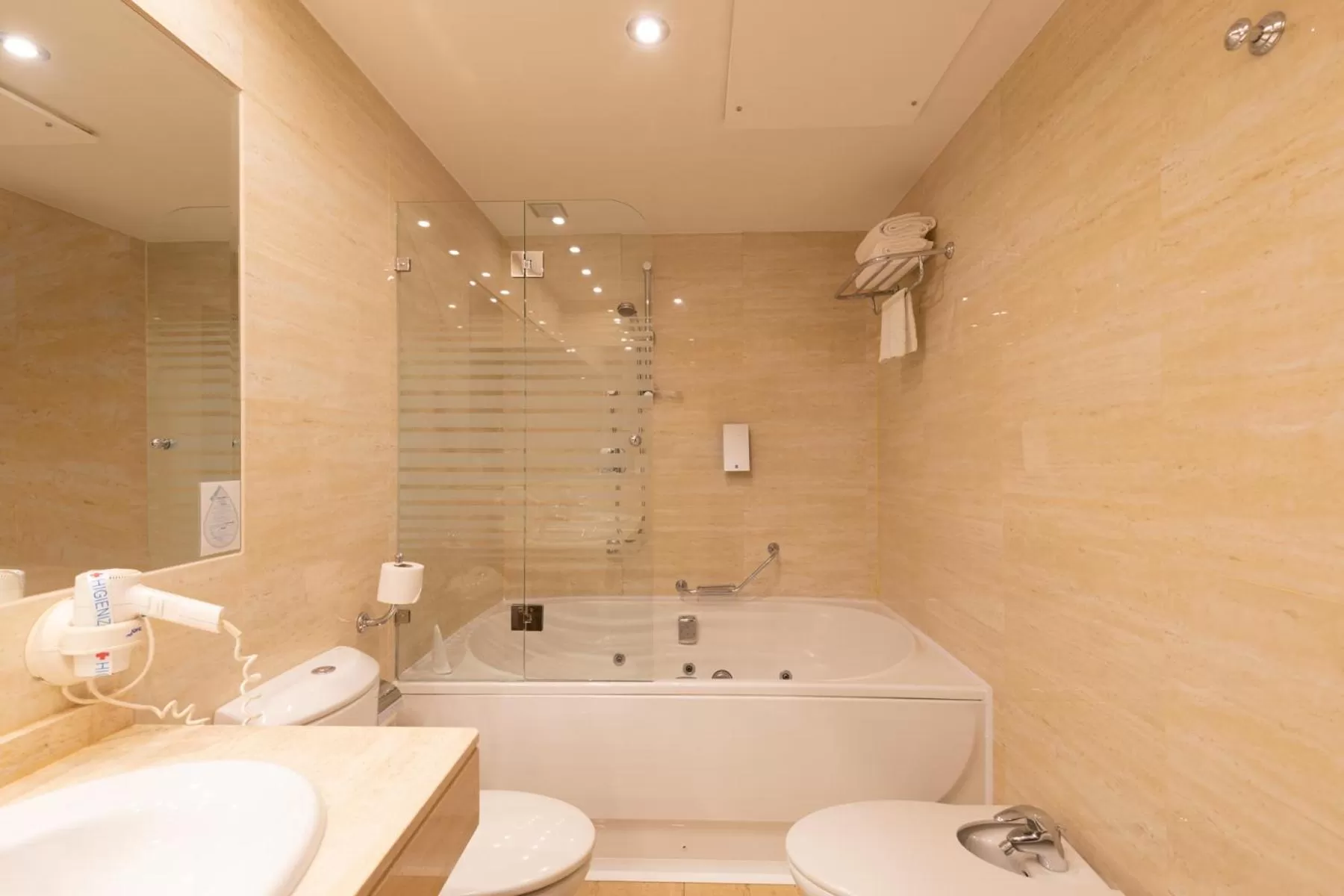 Bathroom in Hotel San Juan de los Reyes