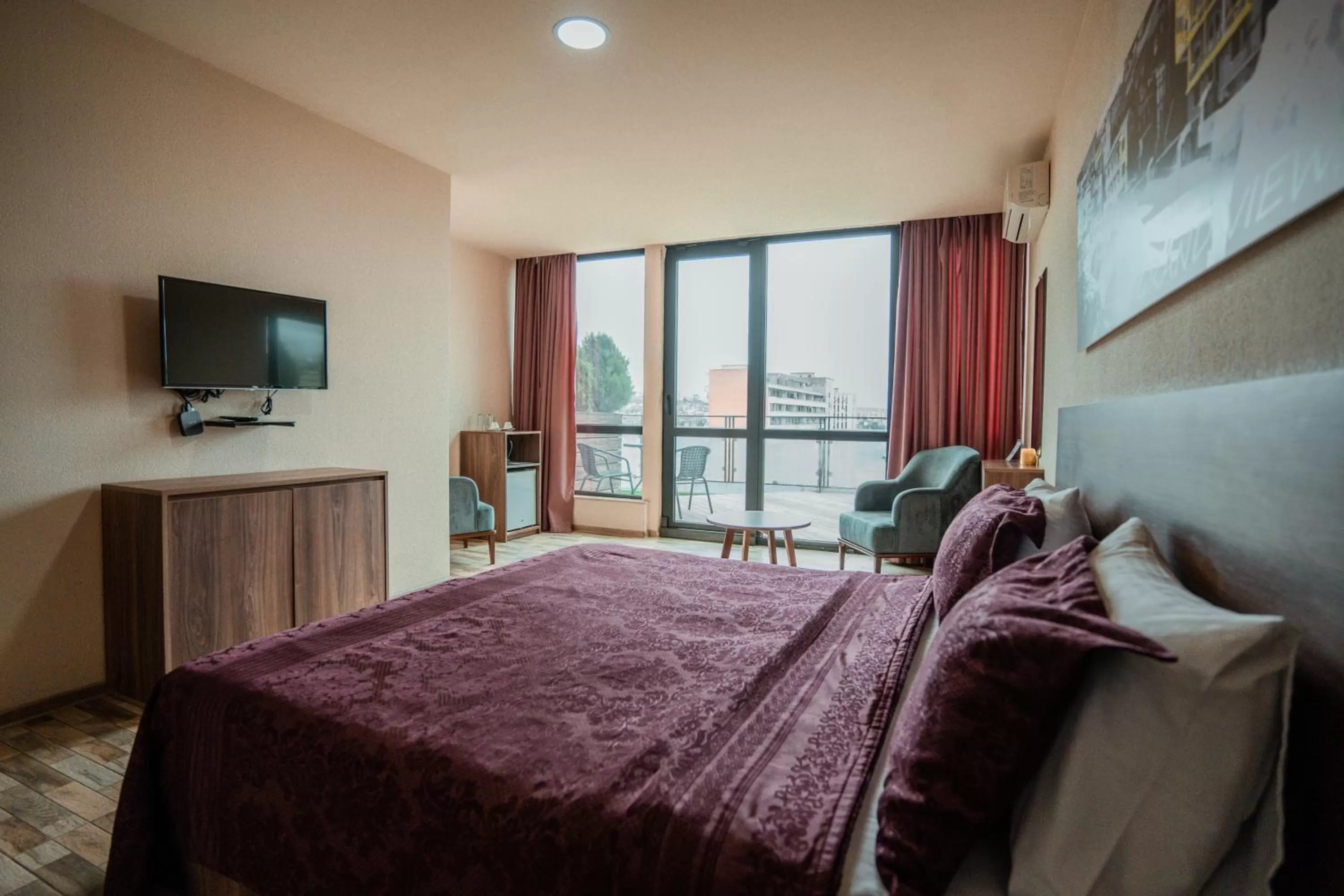 Communal lounge/ TV room, Bed in Hotel Grand View in Tbilisi