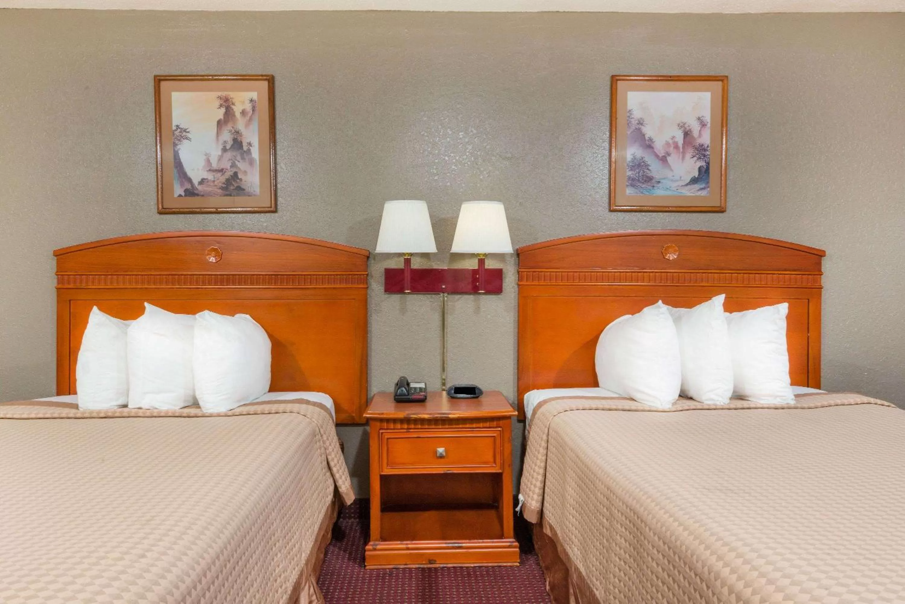 Photo of the whole room, Bed in Days Inn by Wyndham Paintsville