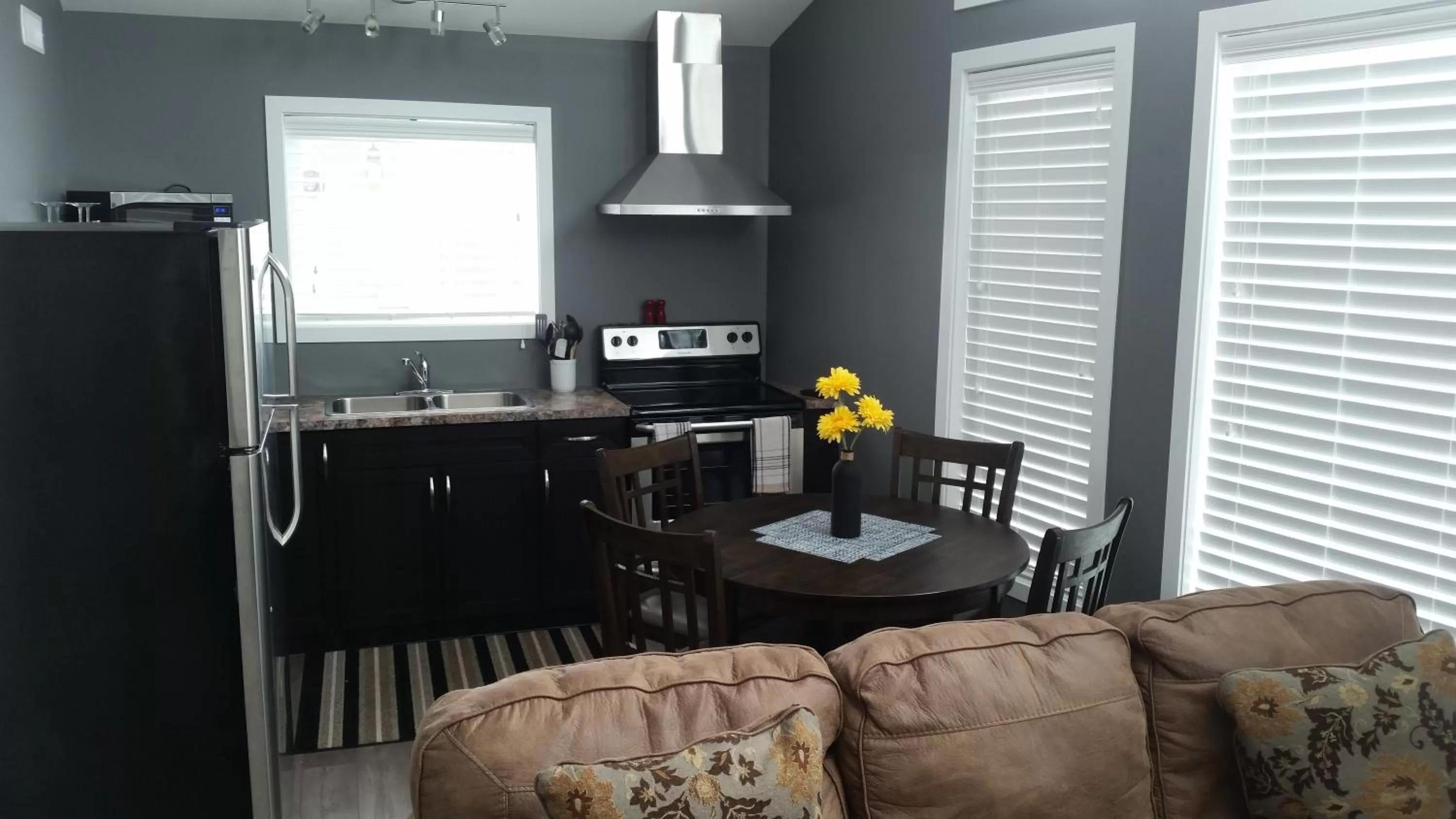 Kitchen or kitchenette in Stardust Inn and Chalets