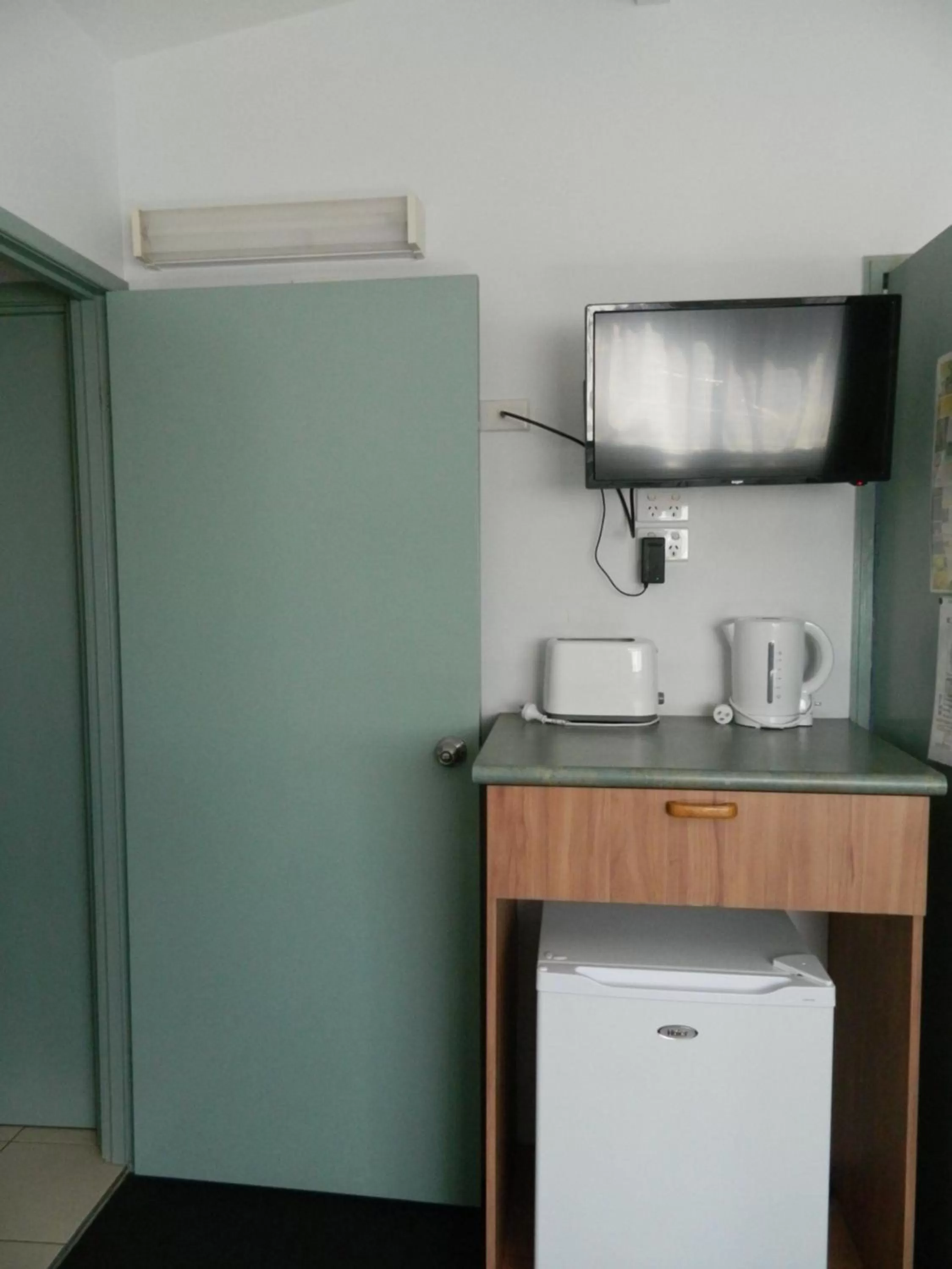 Coffee/tea facilities in Coachman Motel