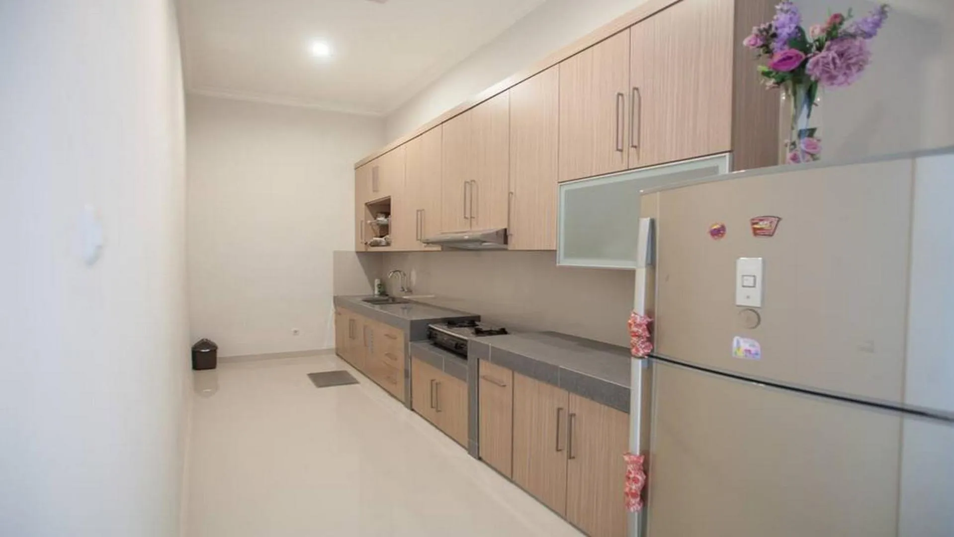 Communal kitchen in RedDoorz Syariah near Universitas Negeri Malang