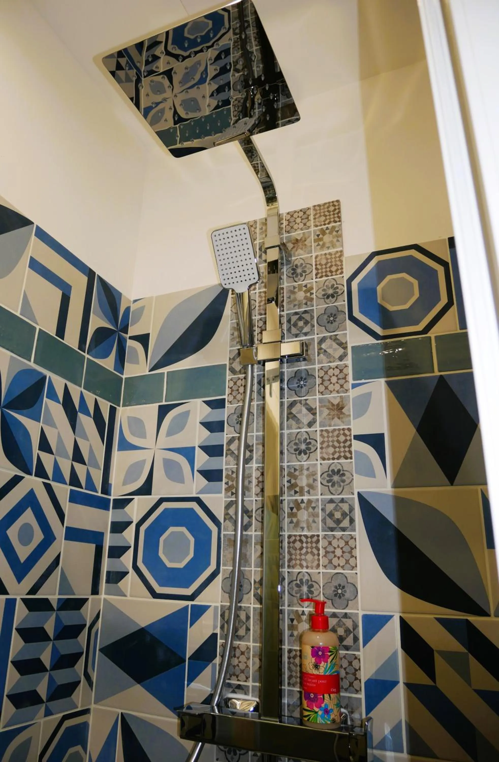 Bathroom in L'Oriflamme