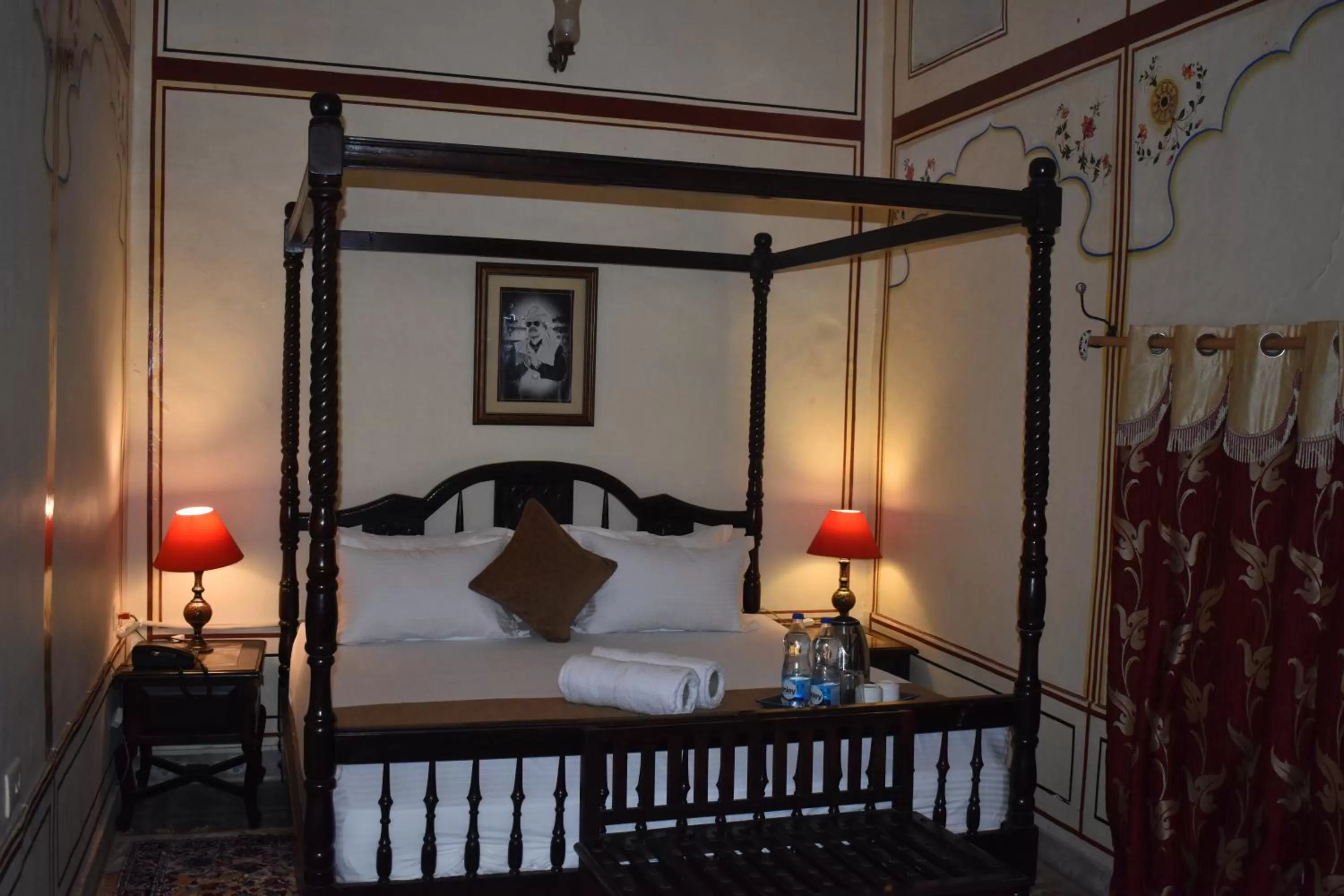 Bedroom, Bed in Hotel Nawal Sagar Palace - Bundi