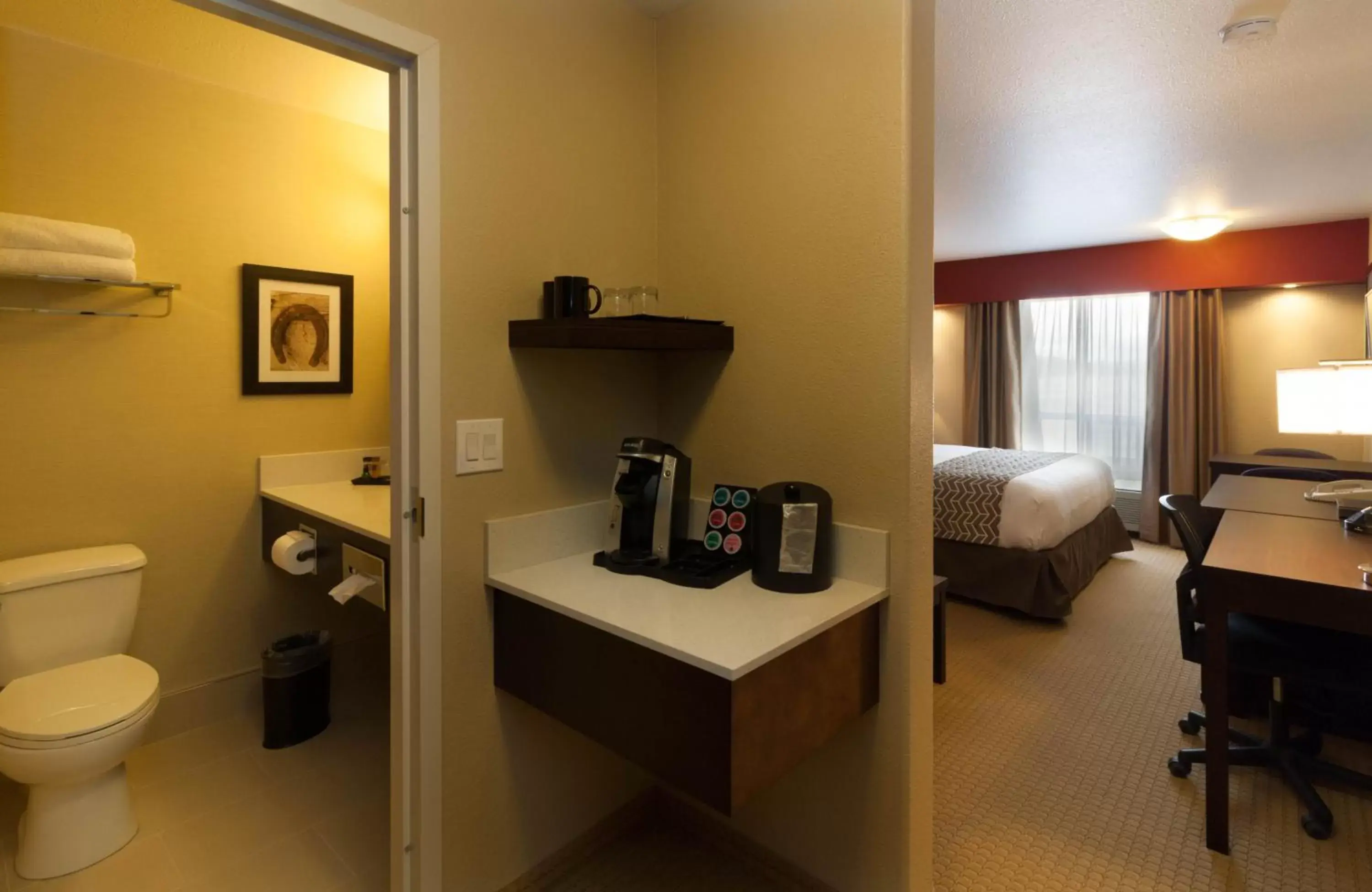 King Room in The Kanata Inns Invermere King Room in The Kanata Inns Invermere