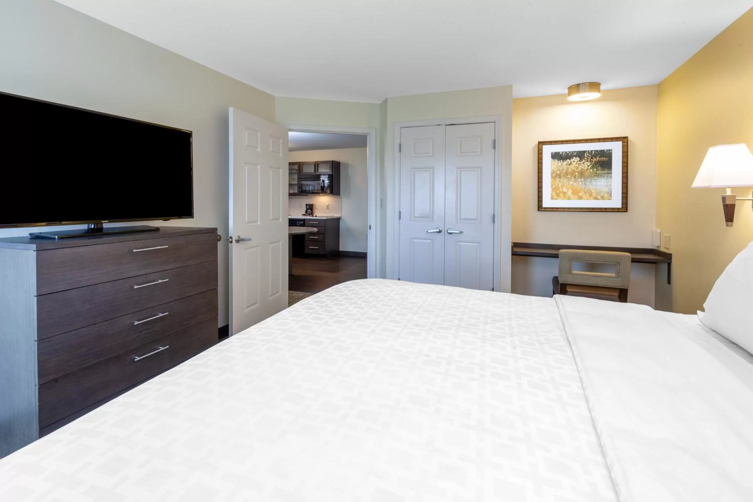 Photo of the whole room, Bed in Candlewood Suites Kalamazoo by IHG