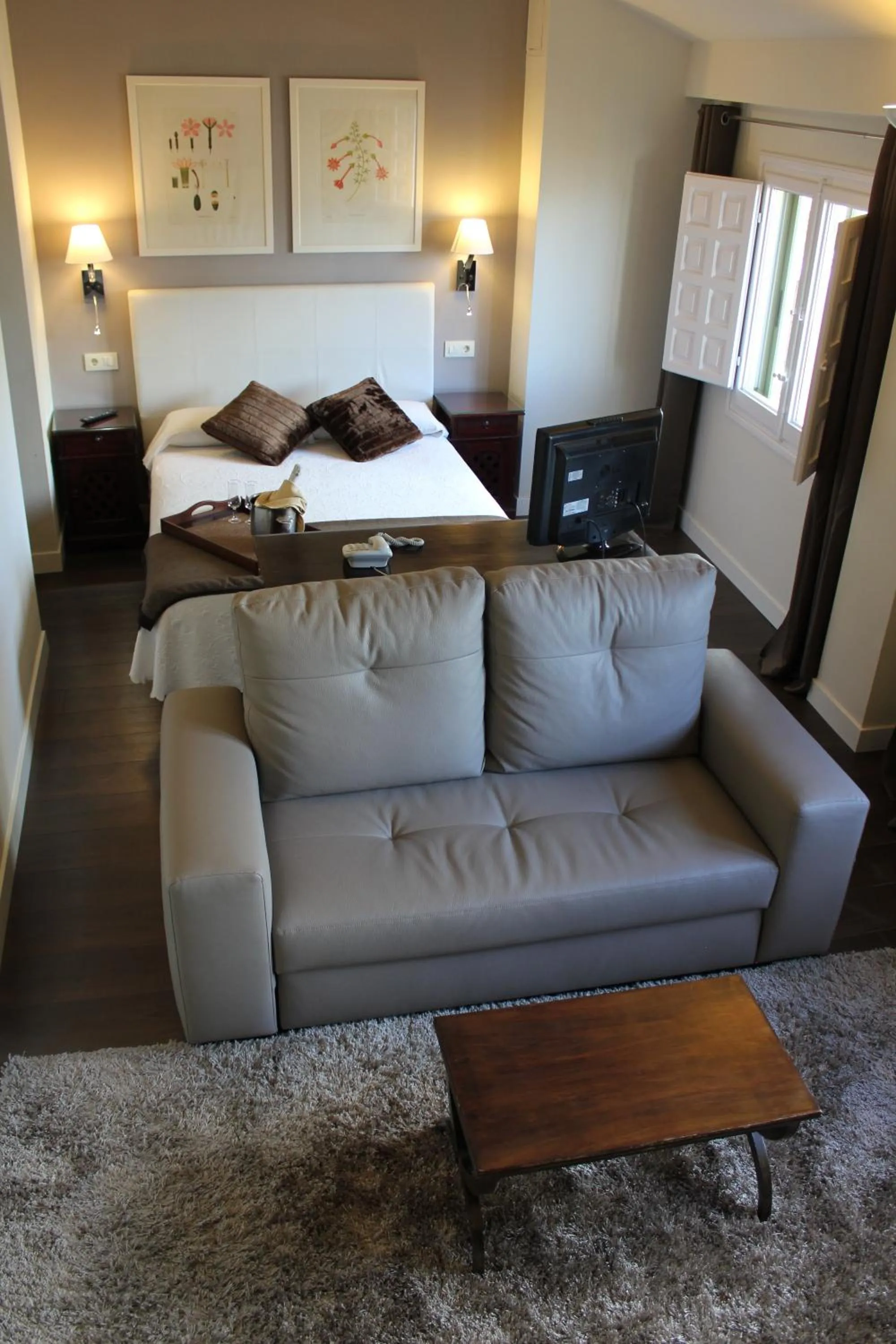 Photo of the whole room, Bed in Hotel Leonor de Aquitania