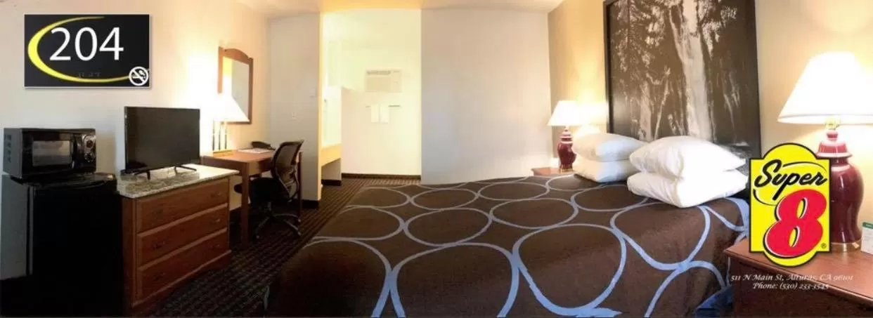 Bed in Super 8 by Wyndham Alturas