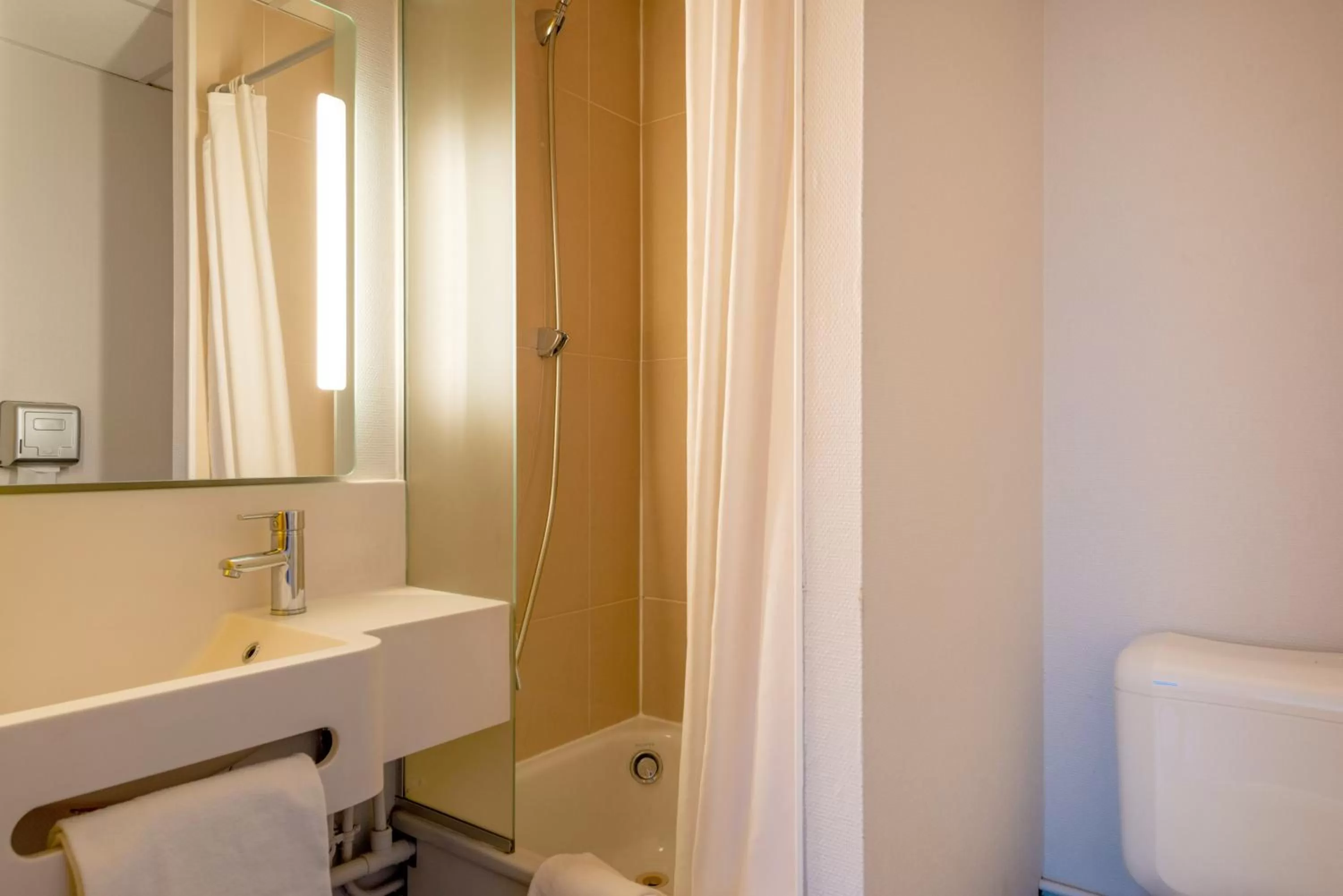 Bathroom in B&B HOTEL Cholet Sud