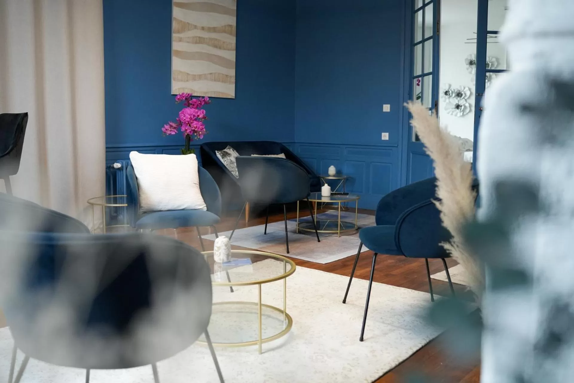 Property building in Hôtel Échappée en Baie - Parking privé gratuit dont forfaits bornes électriques réservable