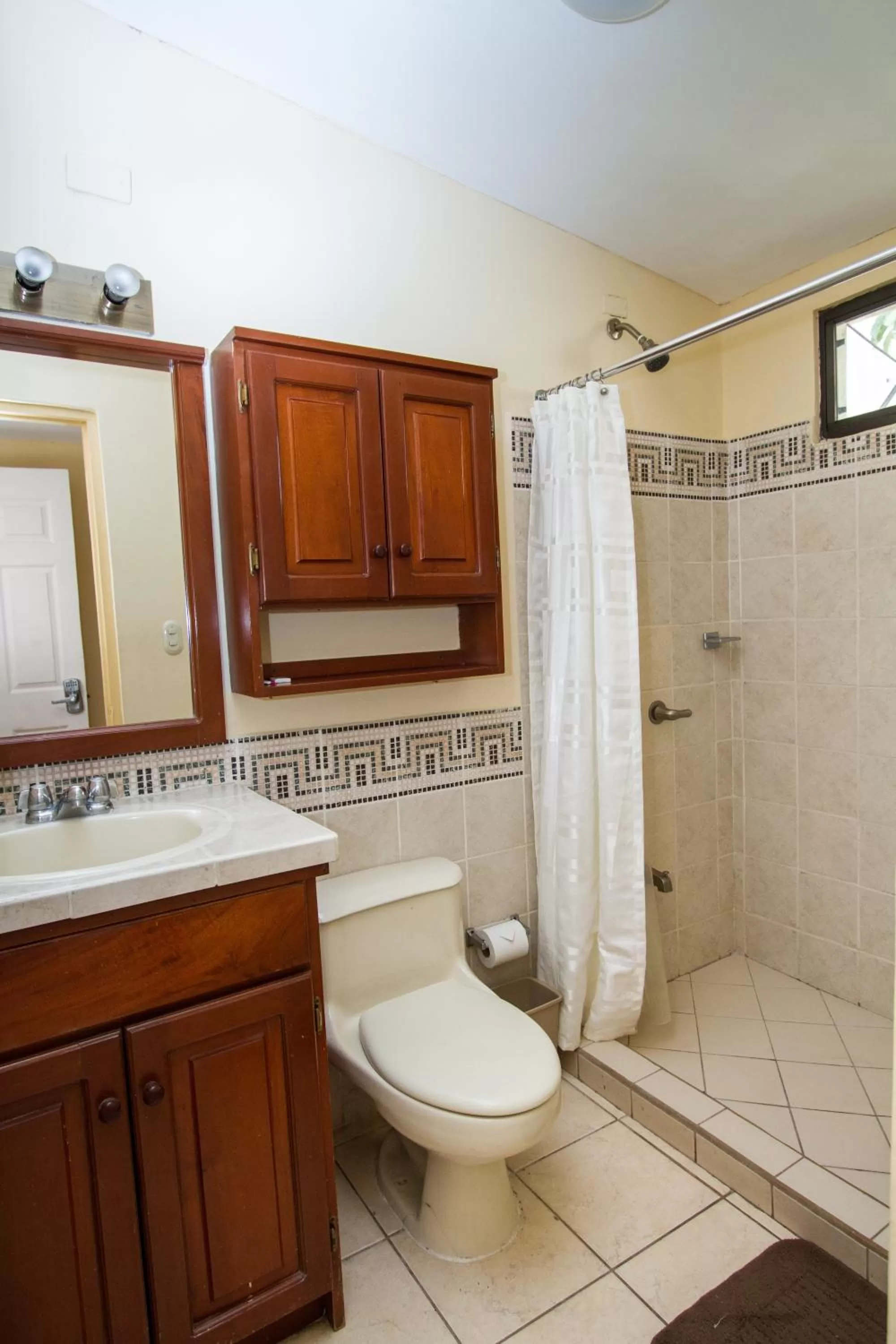 Shower, Bathroom in Hotel Colibri