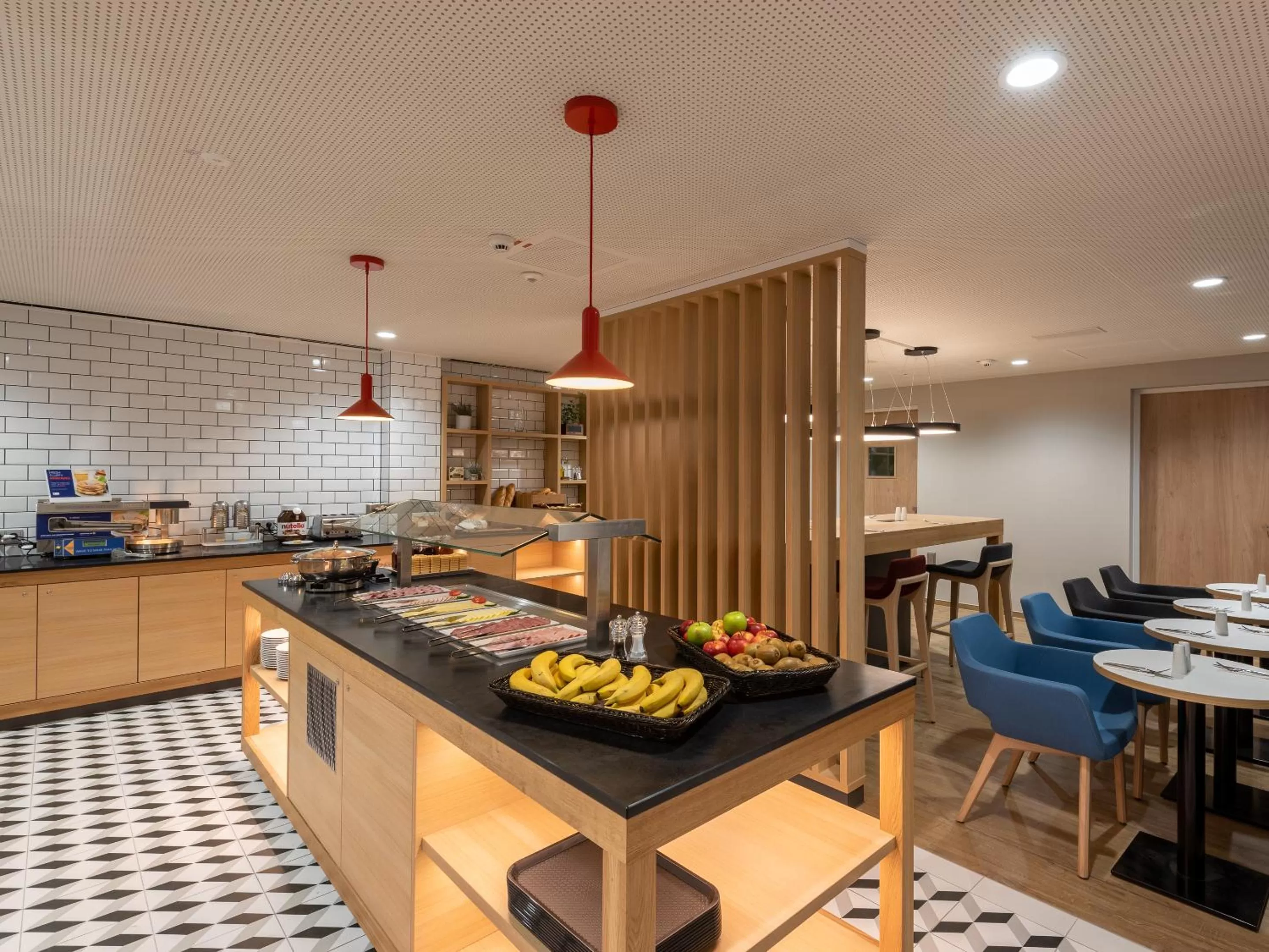 Breakfast in Holiday Inn Express - Hamburg South A7-AS42 by IHG