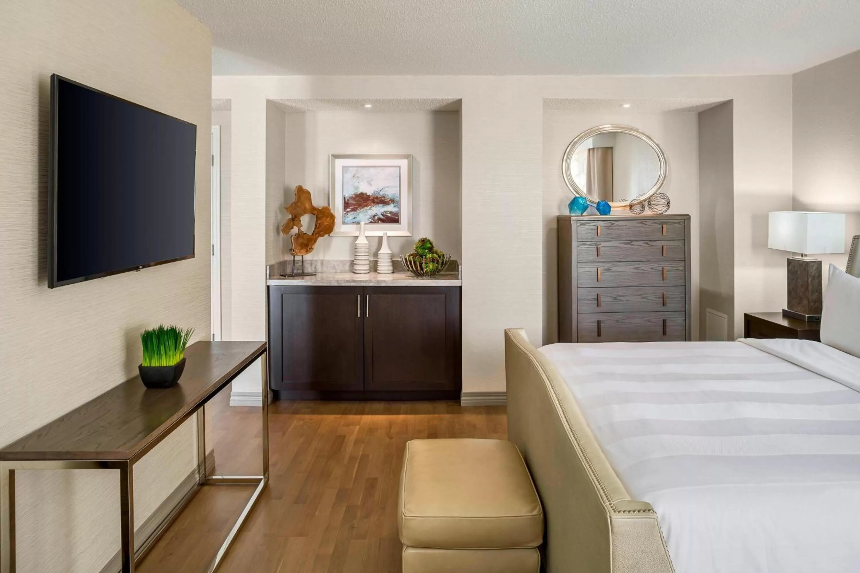 Photo of the whole room, Bed in Charleston Marriott