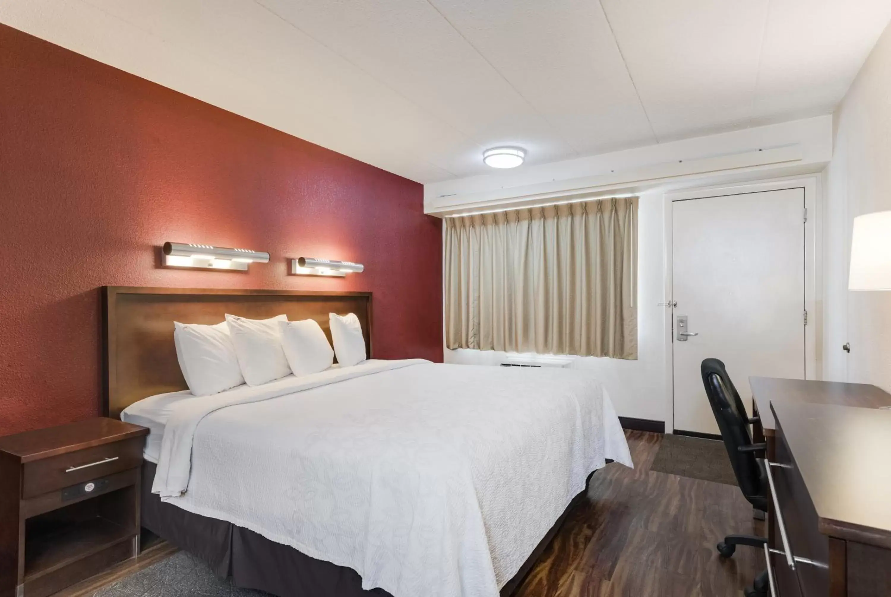 Deluxe King Room Disability Access Smoke Free in Red Roof Inn PLUS+ Chicago - Northbrook/Deerfield Deluxe King Room Disability Access Smoke Free in Red Roof Inn PLUS+ Chicago - Northbrook/Deerfield