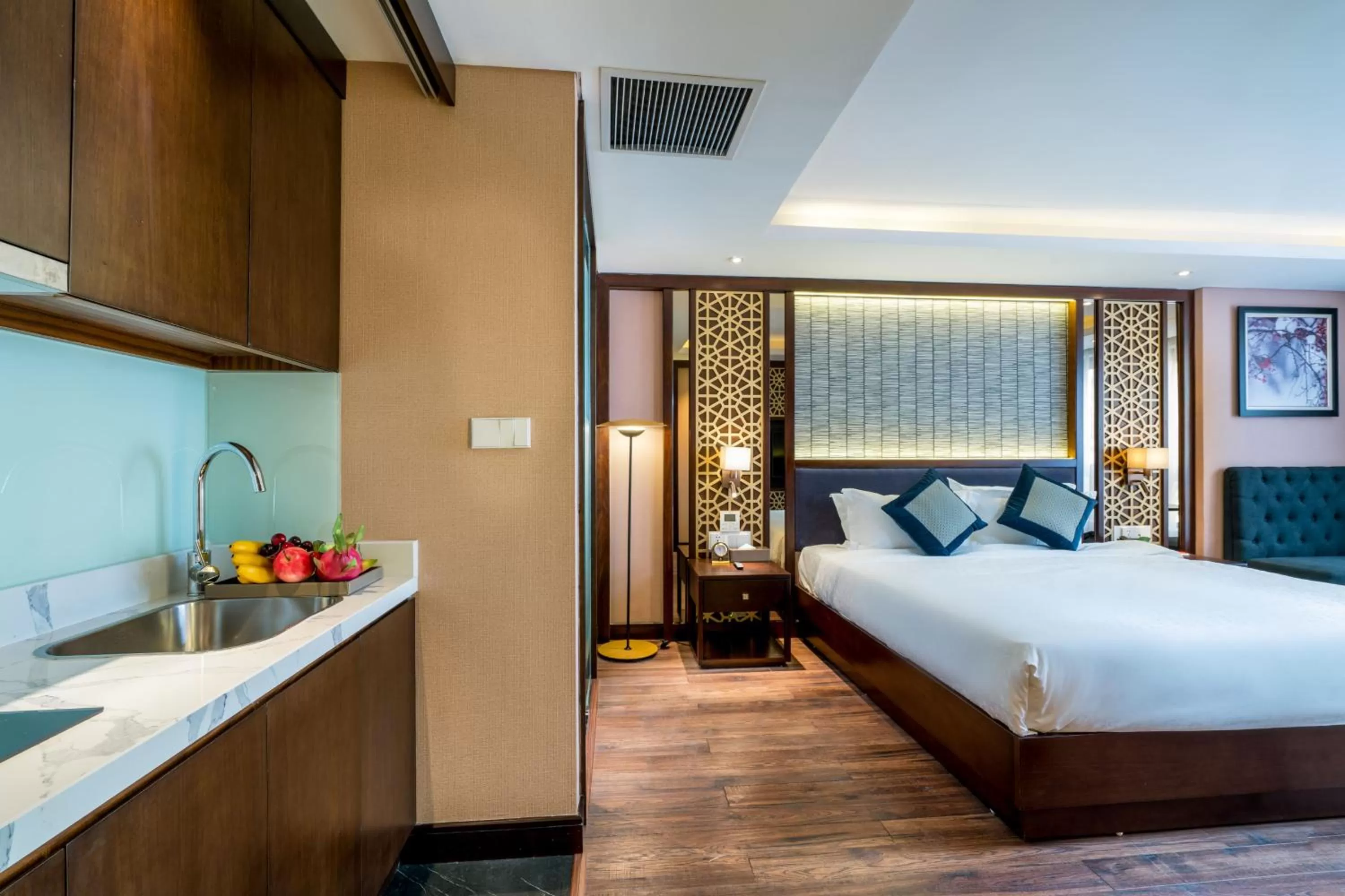 Photo of the whole room, Bed in Conifer Grand Hotel