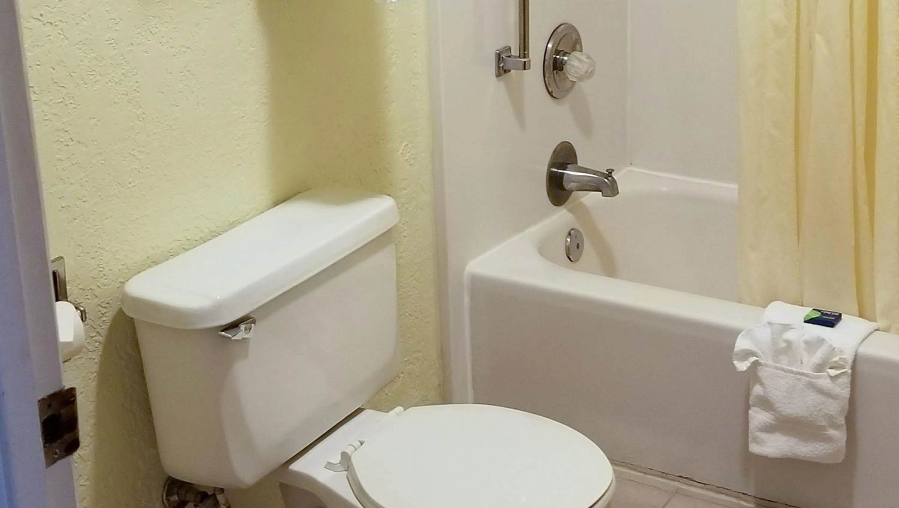 Bedroom in Magnuson Hotel Ely