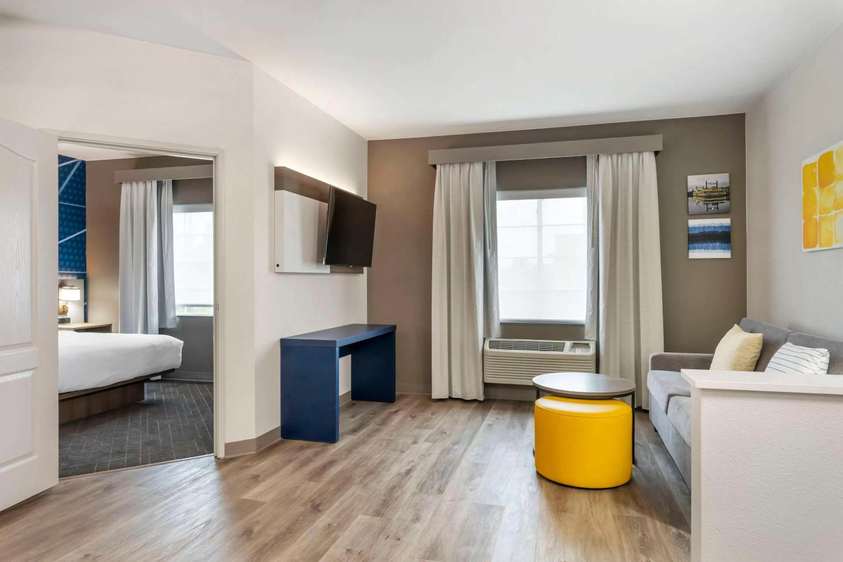 Bedroom, Bed in Comfort Suites Elgin Northwest