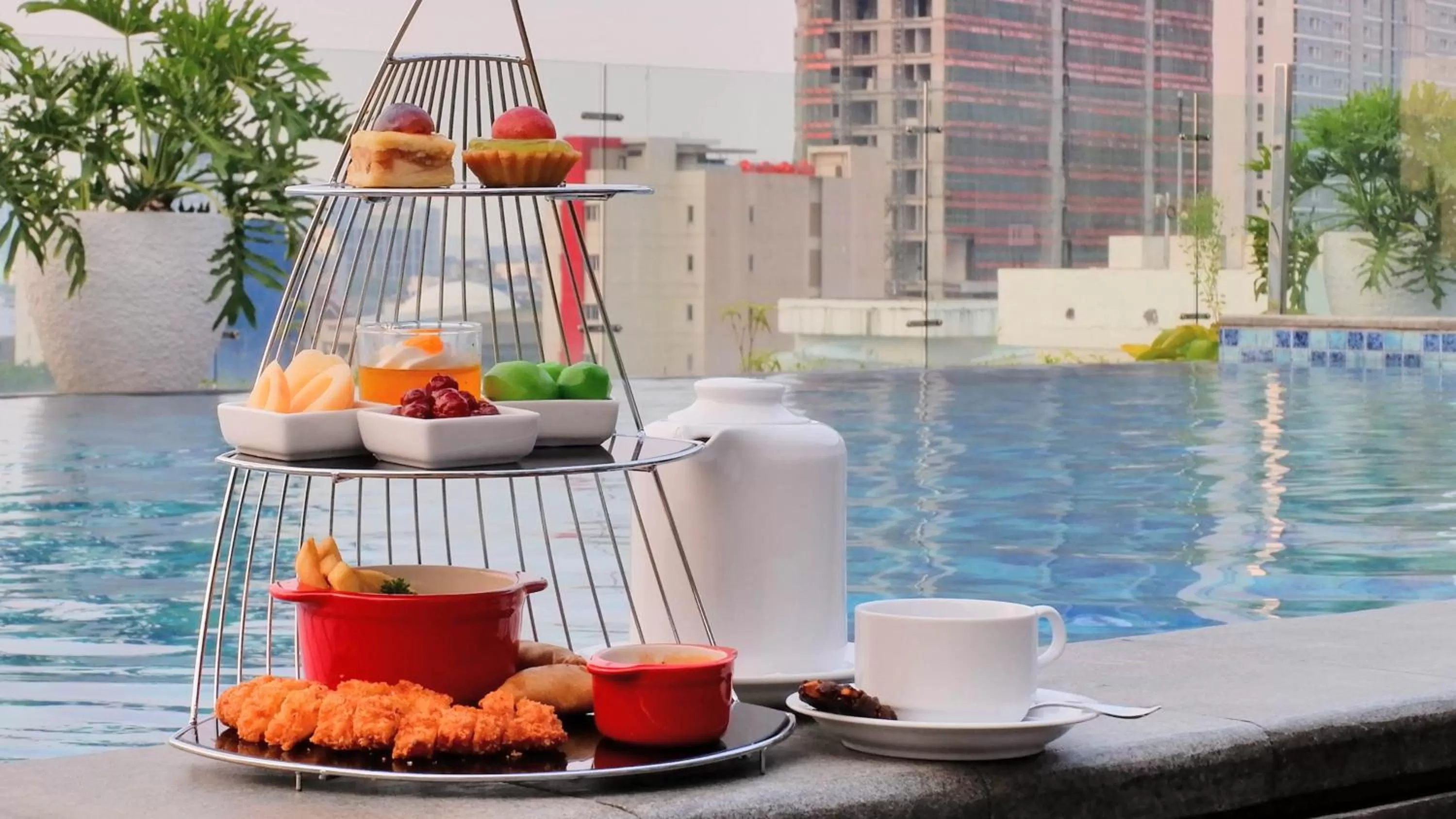 Swimming pool in Mercure Jakarta Cikini