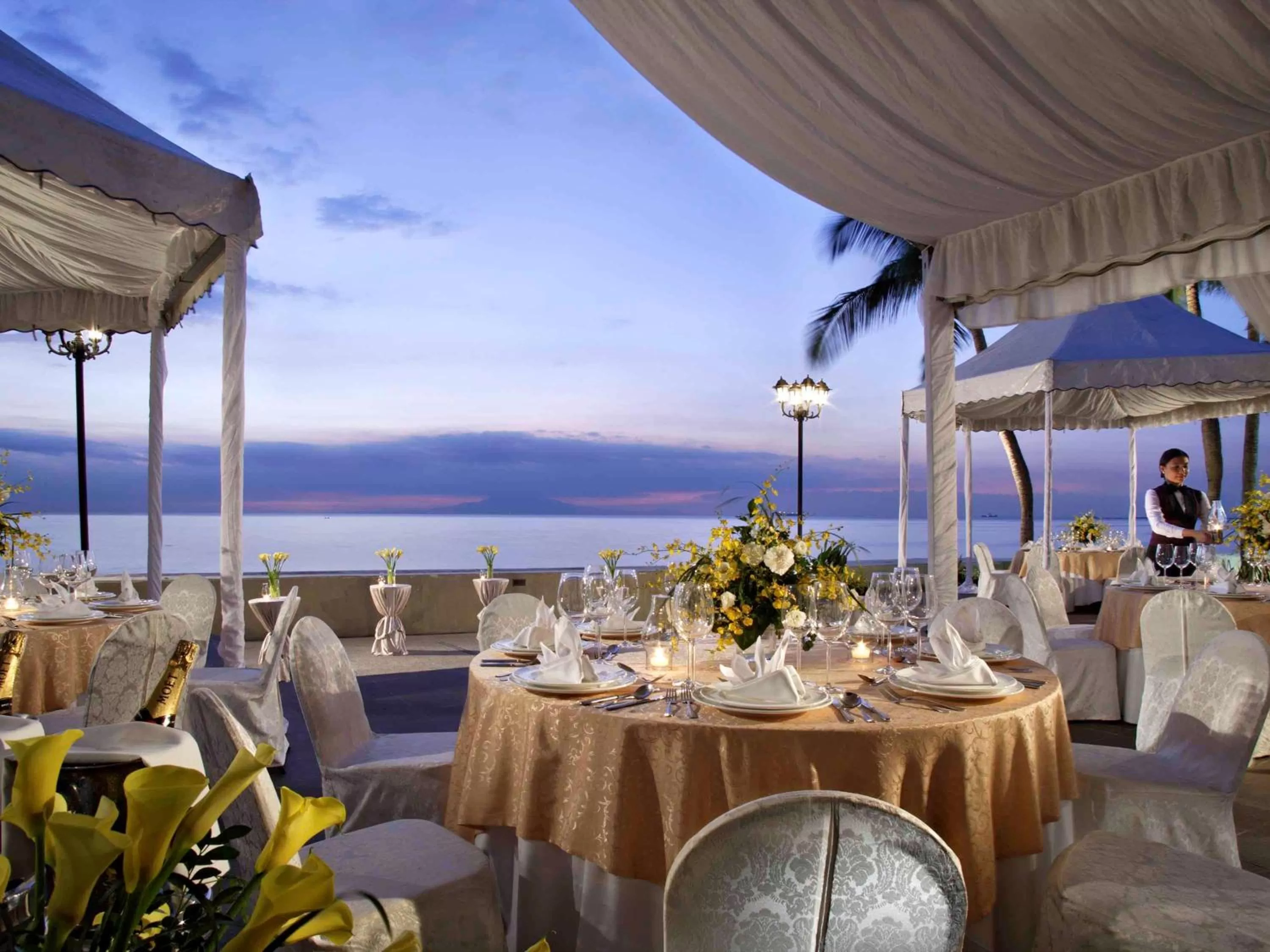 Lounge or bar in Sofitel Philippine Plaza Manila