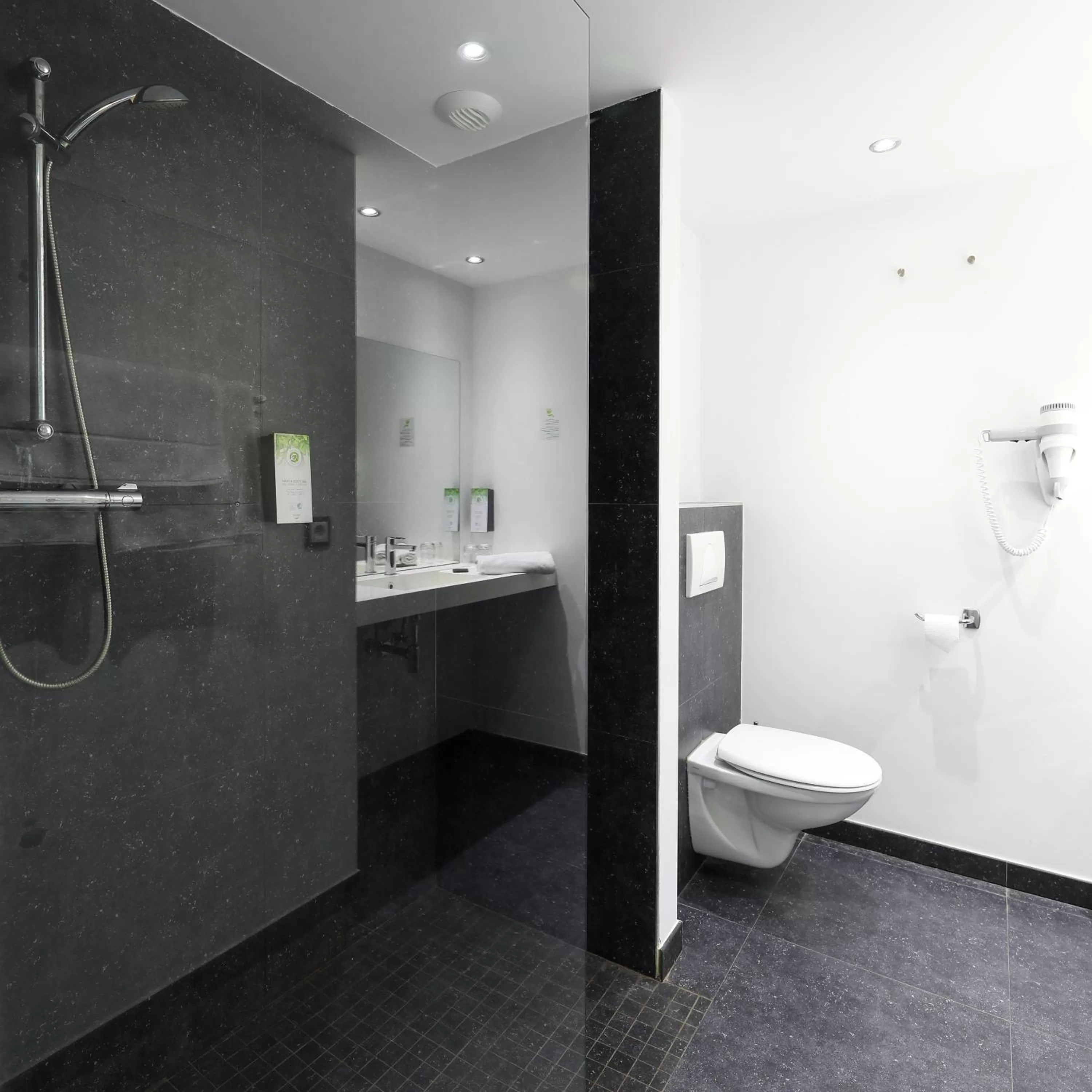 Shower, Bathroom in Hotel Eden Ardenne