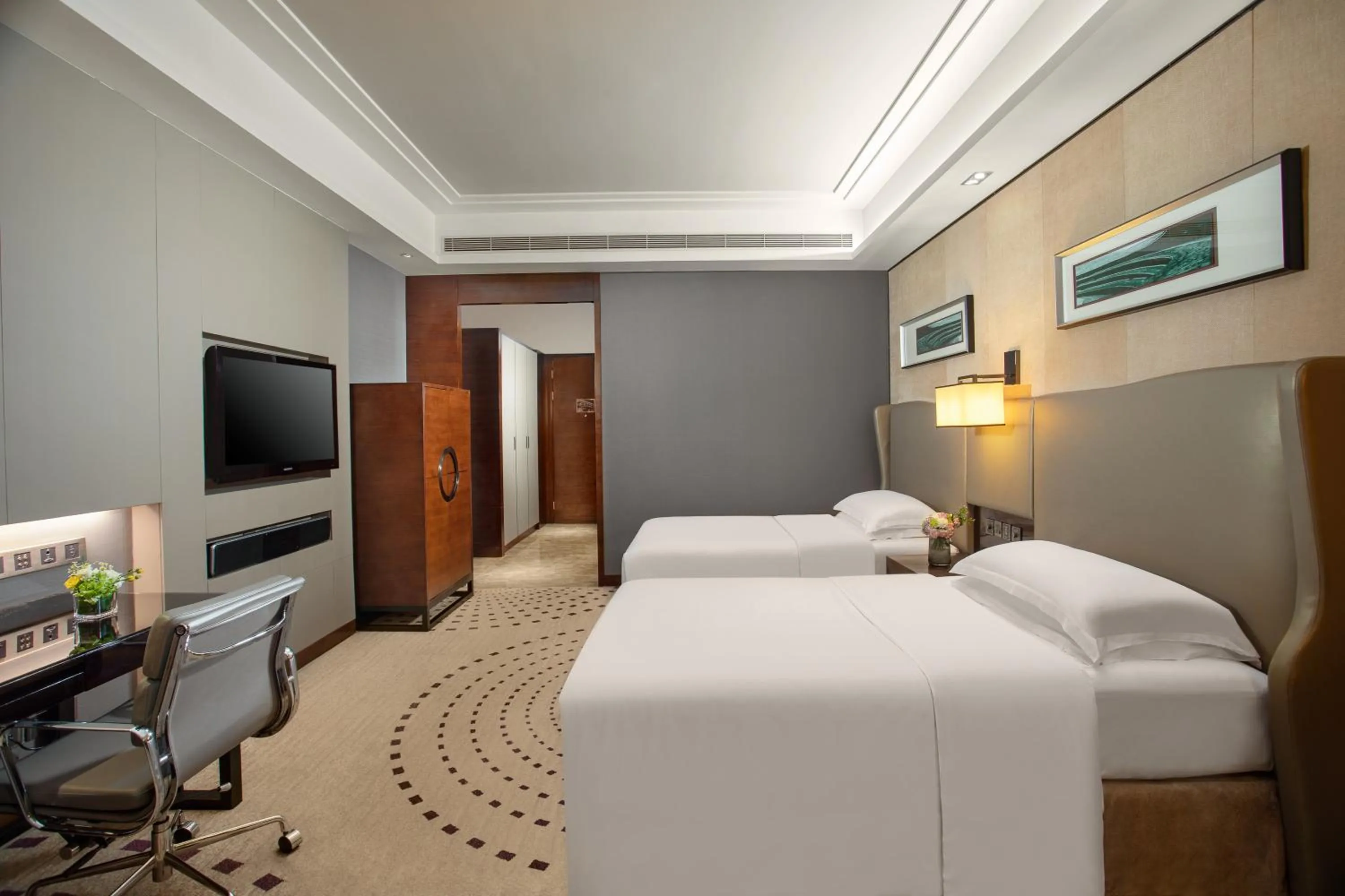 Bed in Crowne Plaza Huizhou by IHG