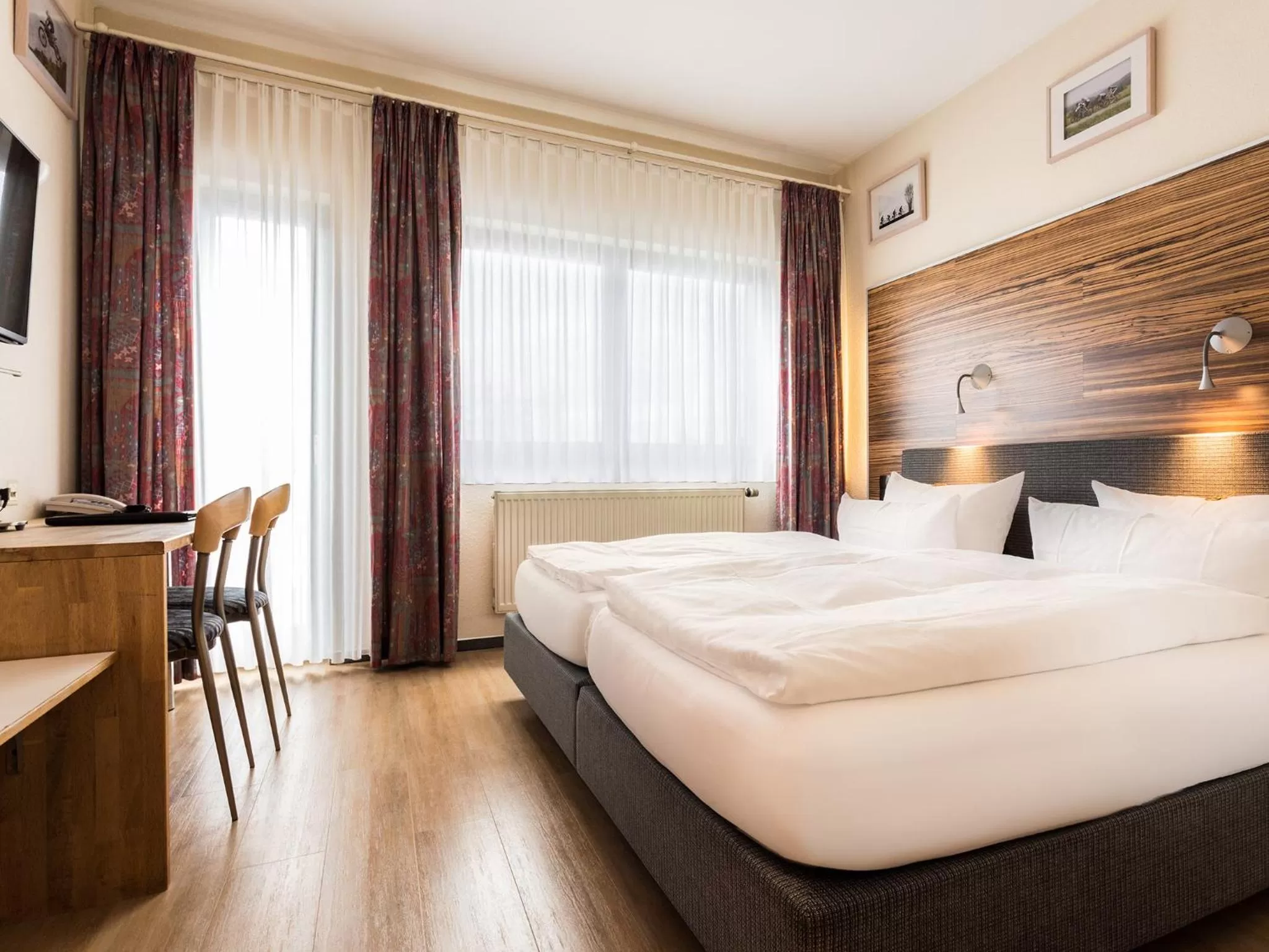 Quiet street view, Bed in Hotel & Wirtshaus Hansen