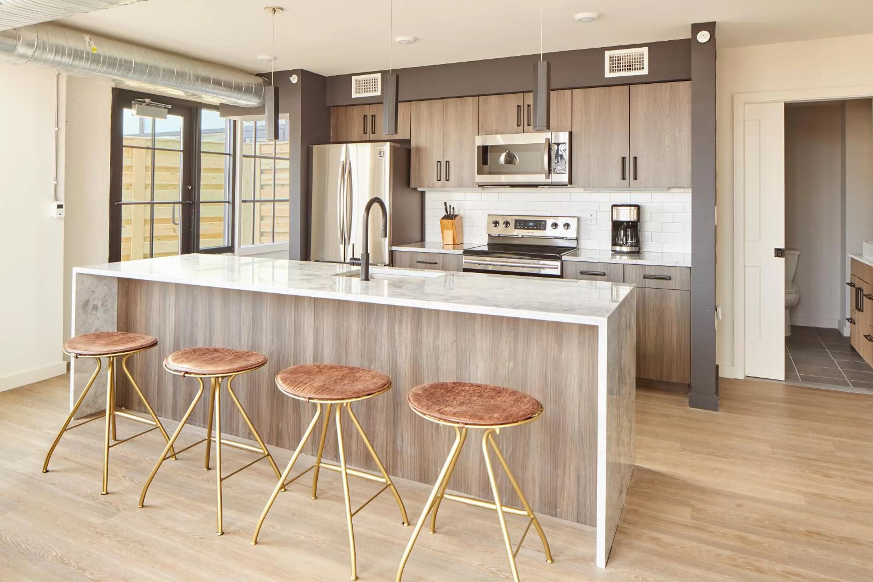 Living room, Kitchen/Kitchenette in Sonder The Tidewater