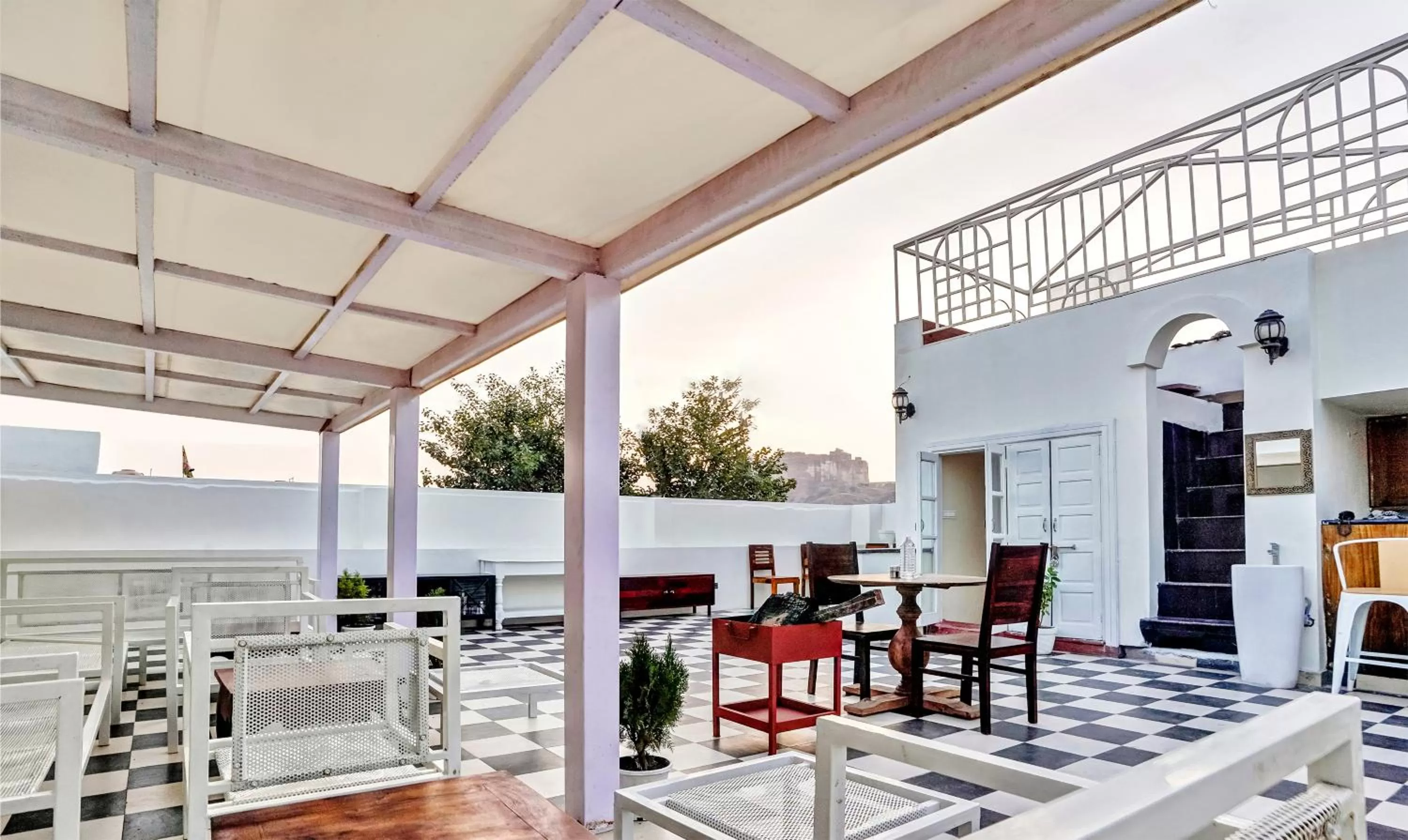 Restaurant/places to eat in Hotel Hinduja Fort