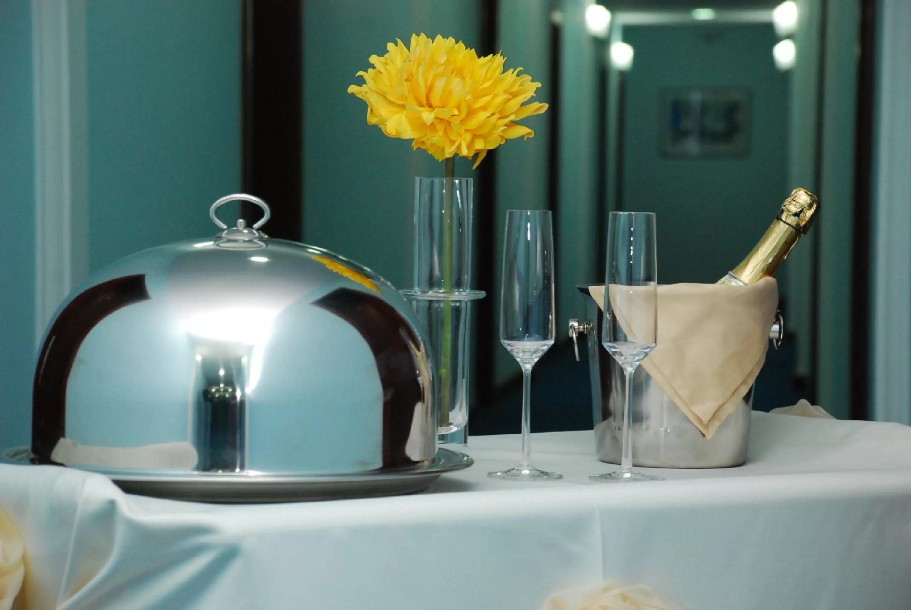 Restaurant/places to eat in Cruise Hotel