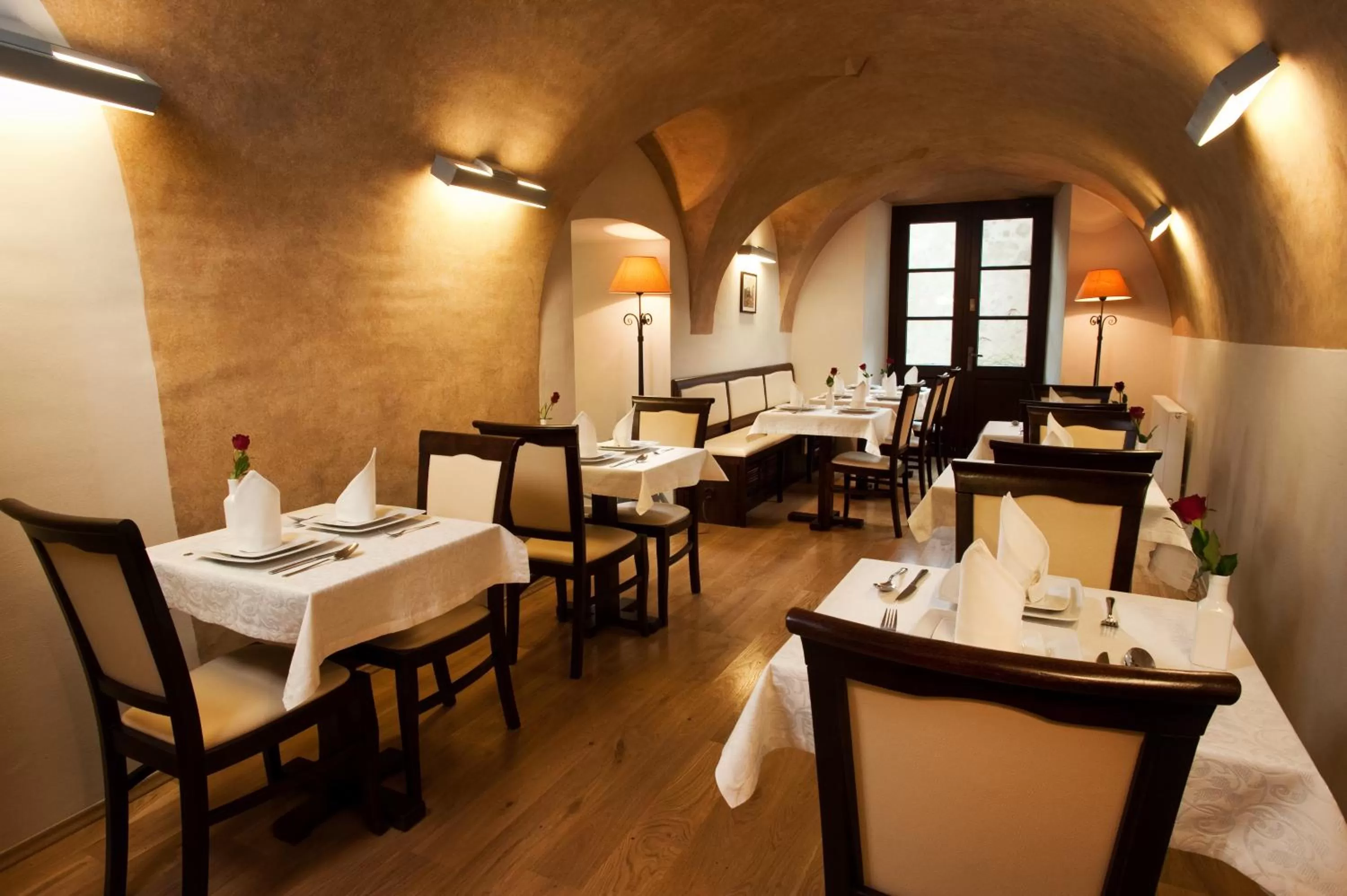 Restaurant/places to eat in Hotel Santi