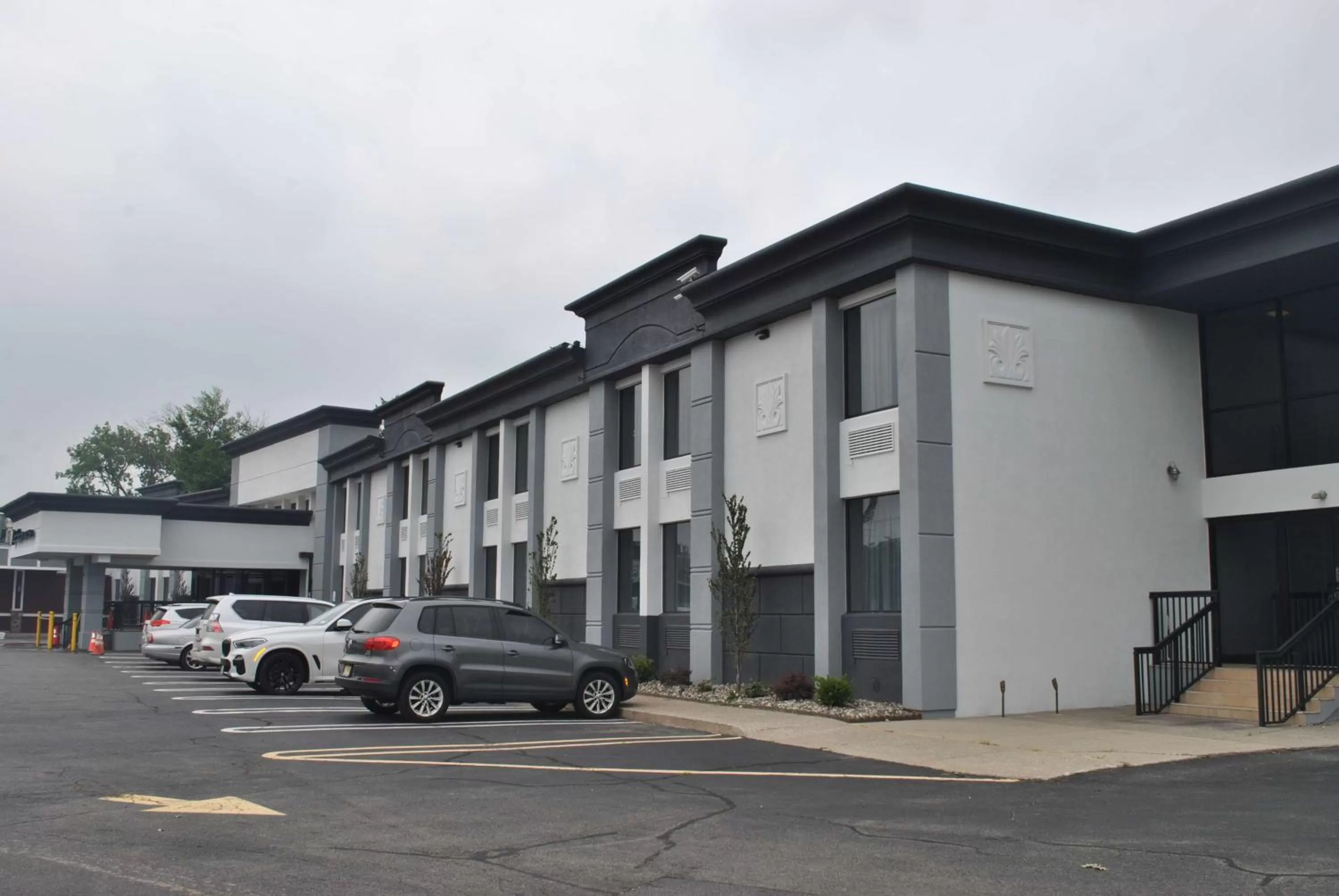 Property Building in Best Western Paramus Hotel & Suites