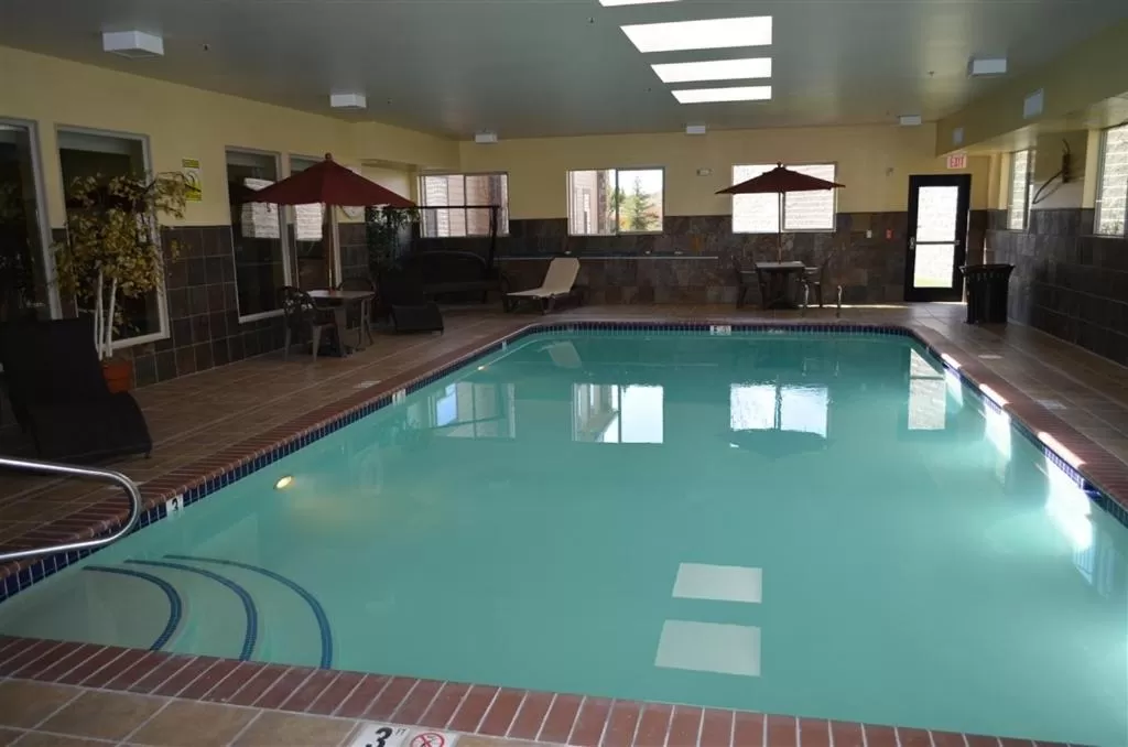 Swimming pool in Inn at Cross Keys Station