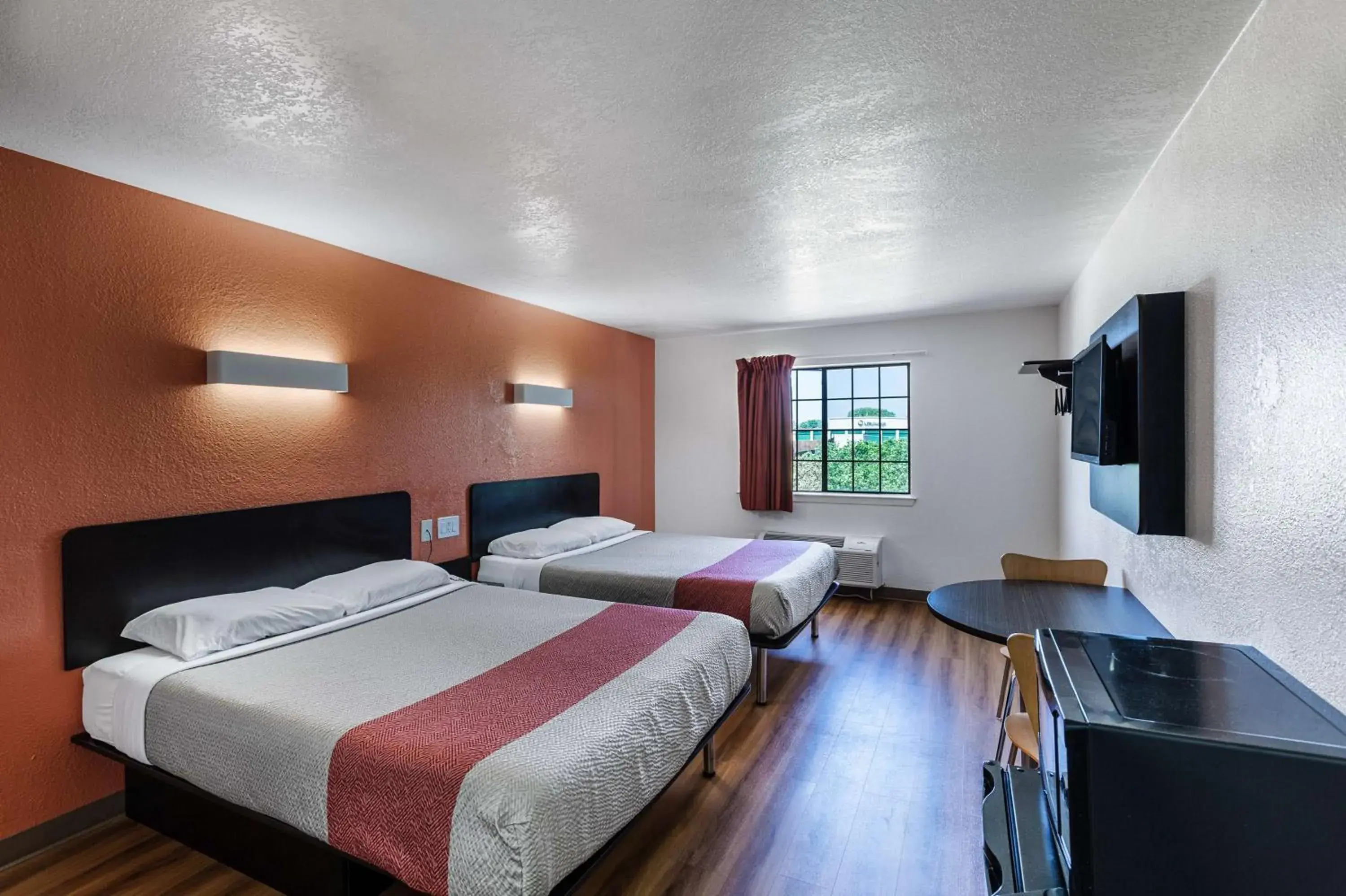 Quadruple Room - single occupancy in Motel 6-Bedford, TX - Fort Worth Quadruple Room - single occupancy in Motel 6-Bedford, TX - Fort Worth