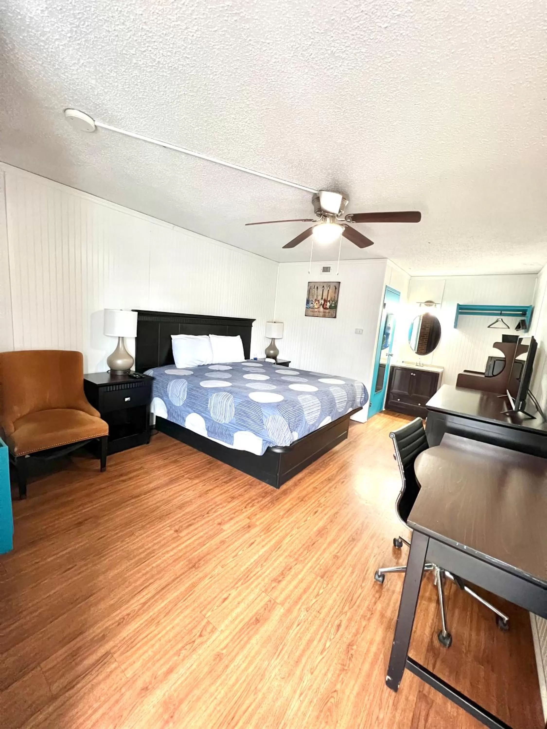 Photo of the whole room, Bed in Rodeway inn- Nashville airport - Downtown - Mexican Restaurant on site