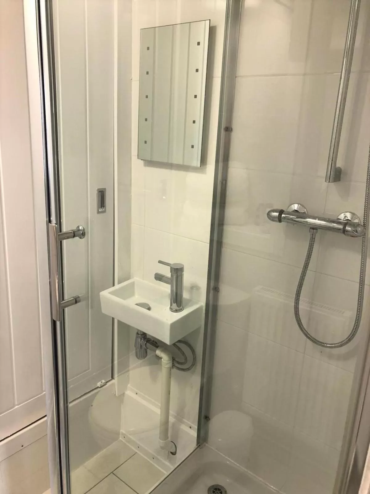 Shower in The Horseshoe & Castle