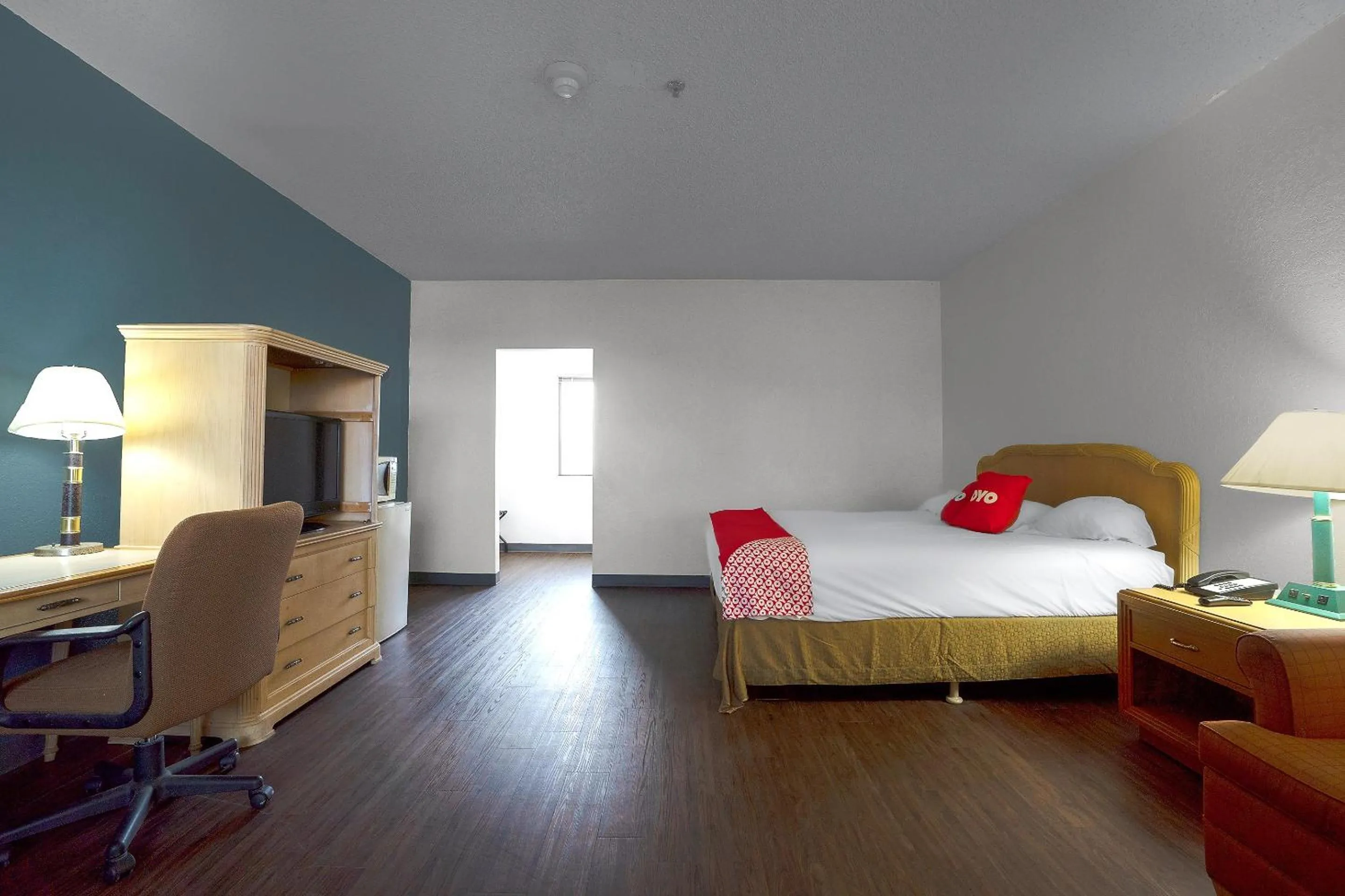 Premium King Bed in OYO Hotel Kingsville - Hwy 77